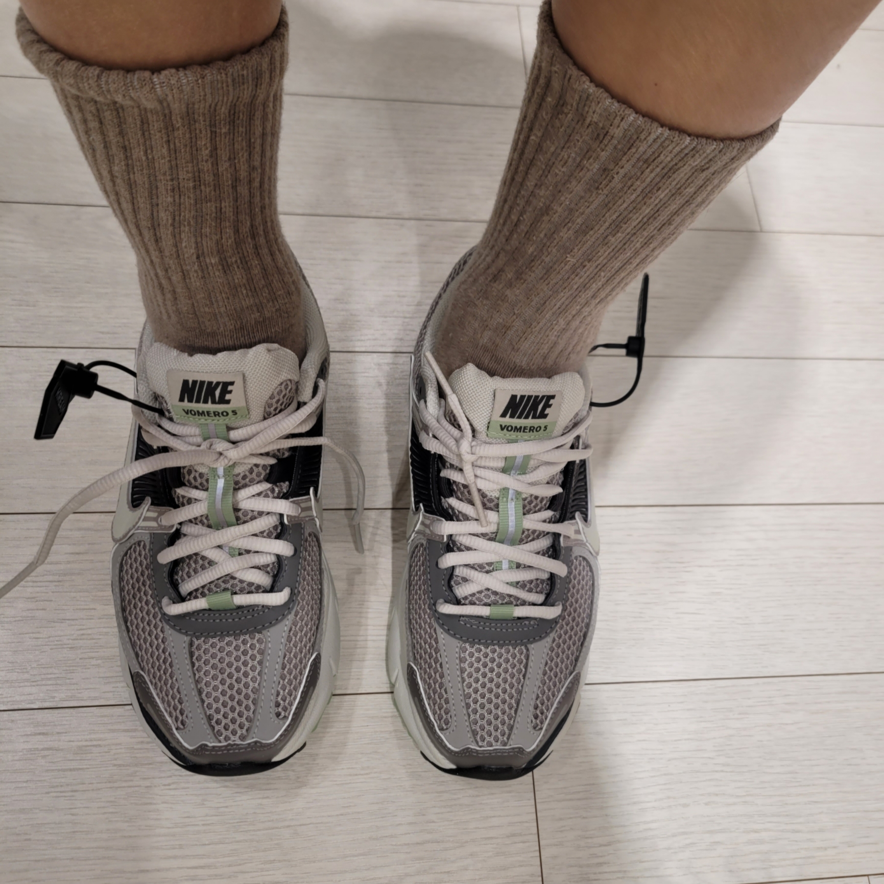 (W) Nike Zoom Vomero 5 Cobblestone and Flat Pewter, Asics Gel-Sonoma 15-50 French Blue 착용 스타일 - 1