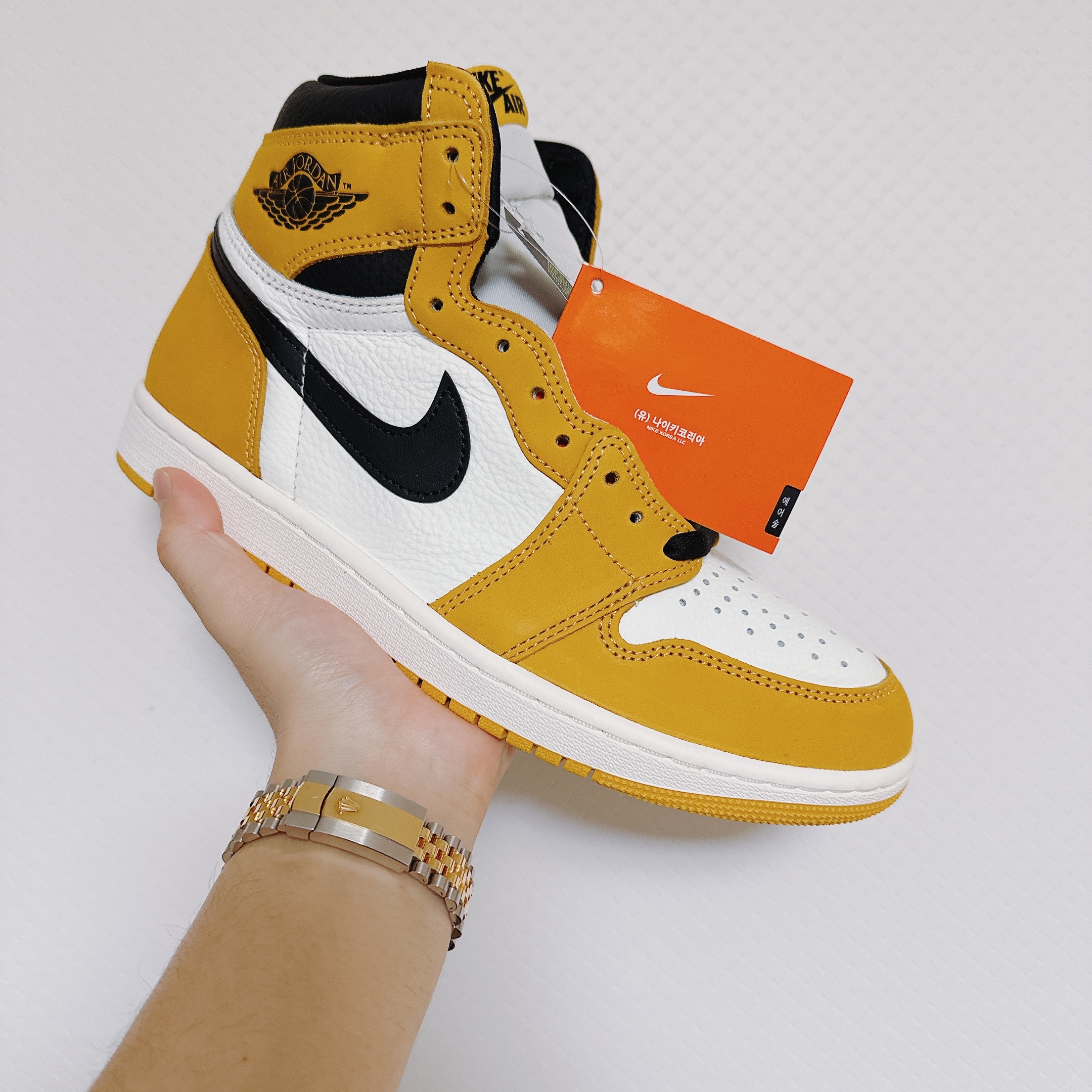 Jordan 1 Retro High OG Yellow Ochre 착용 스타일 - 1