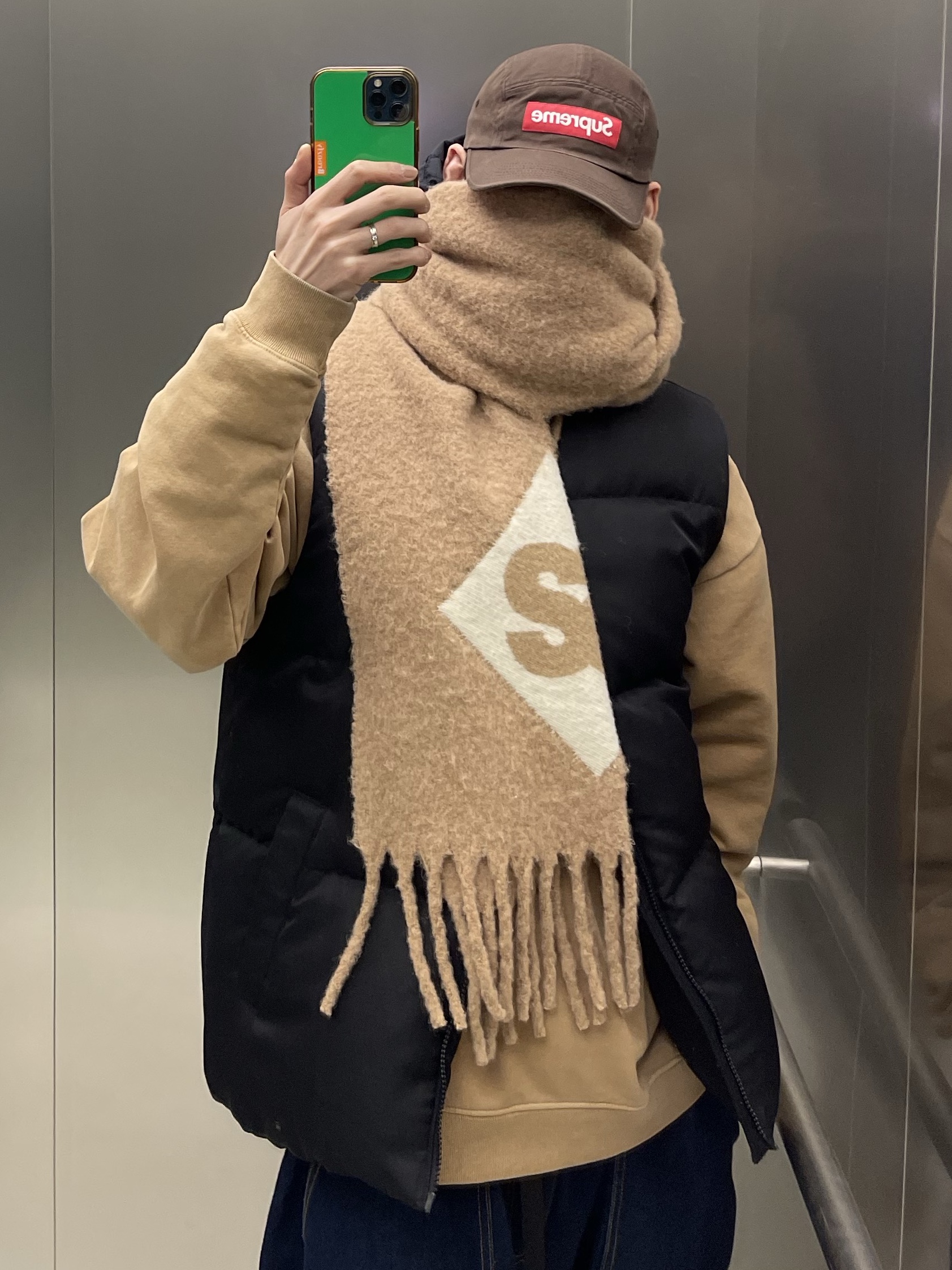Jordan 1 x Zion Williamson Retro Low OG Flax and Oil Green, Stussy x Our Legacy Drop Shadow Crew Khaki 착용 스타일 - 4