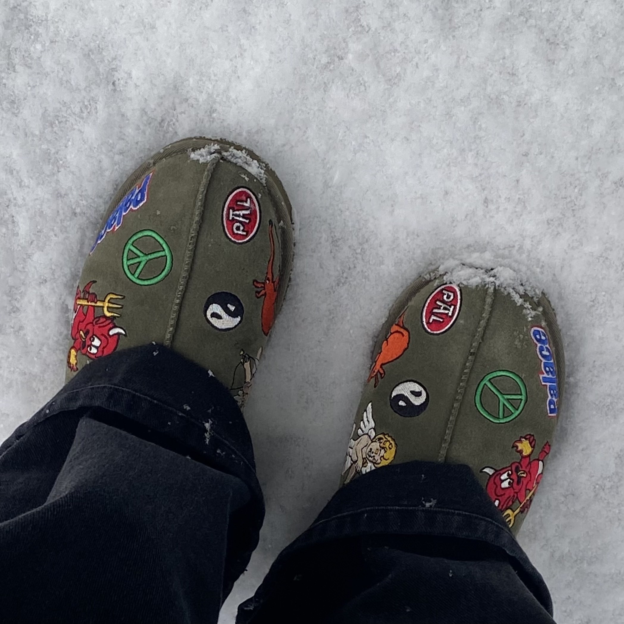 UGG x Palace Tasman Slipper Burnt Olive 착용 스타일 - 2