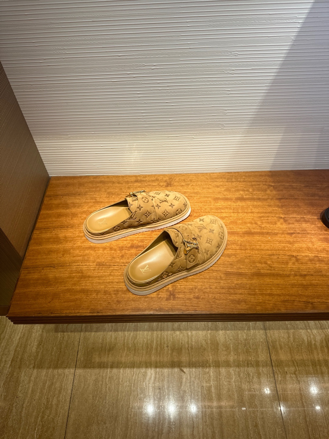 Louis Vuitton LV Easy Mule Monogram Beige 착용 스타일