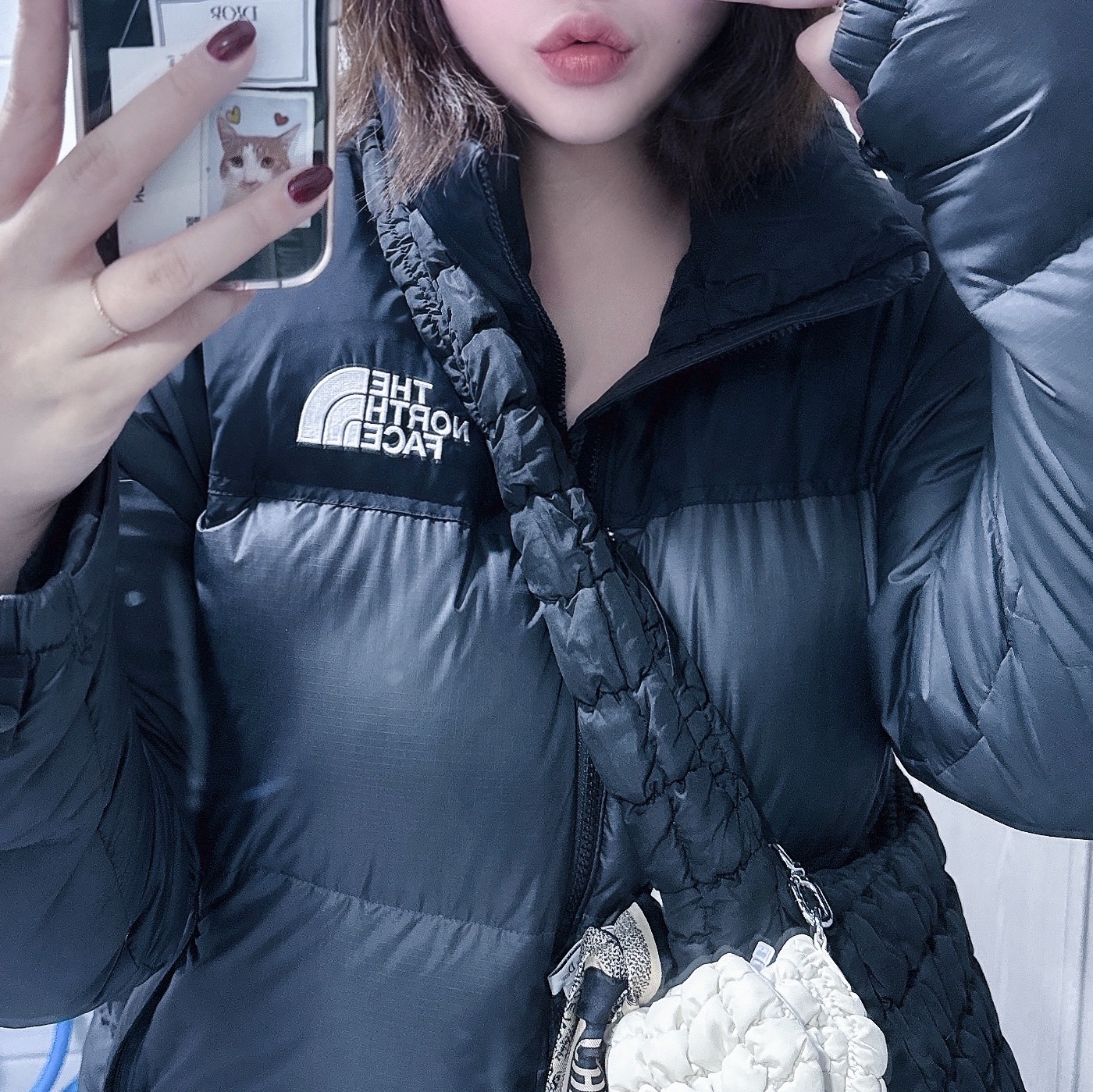COS Quilted Messenger Bag Black, The North Face 1996 Eco Nuptse Jacket Black 착용 스타일
