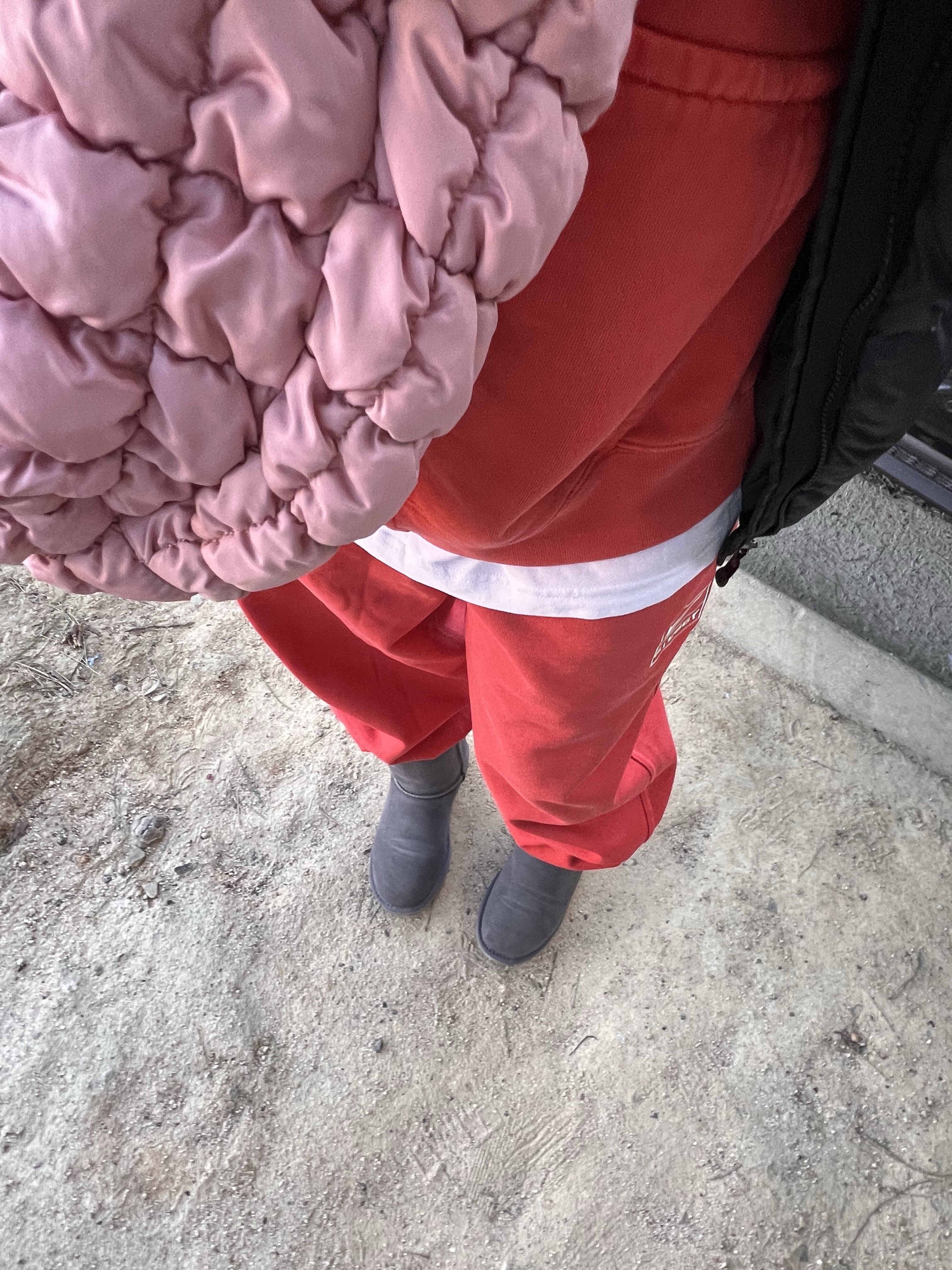 Nike x Stussy Full Zip Pigment Dyed Fleece Hoodie Habanero Red (FJ9161-642), Nike x Stussy Pigment Dyed Fleece Pants Habanero Red (FJ9157-642) 착용 스타일