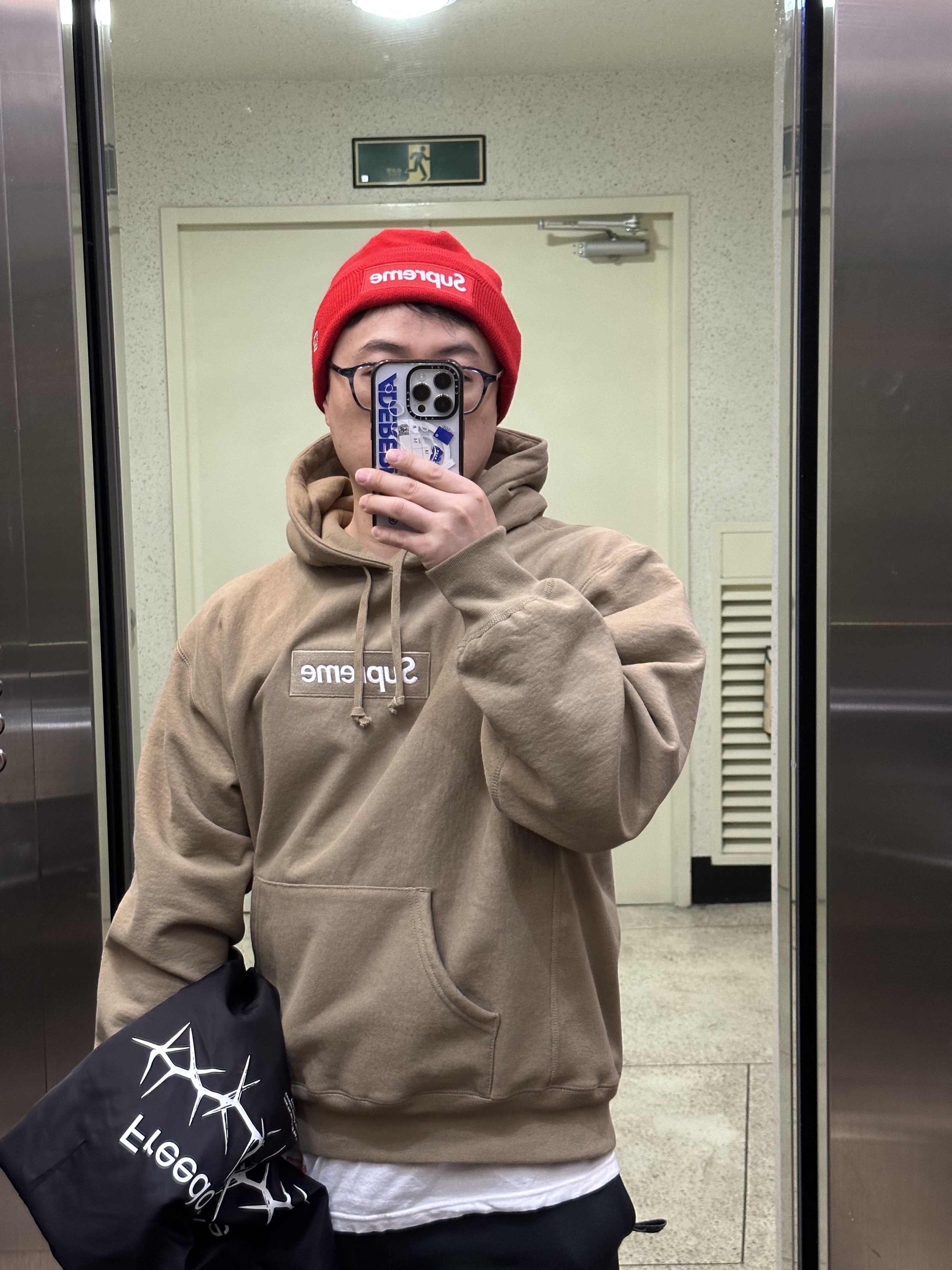 Supreme Box Logo Hooded Sweatshirt Dark Sand - 23FW, Supreme New Era Box Logo Beanie Red - 23FW 착용 스타일