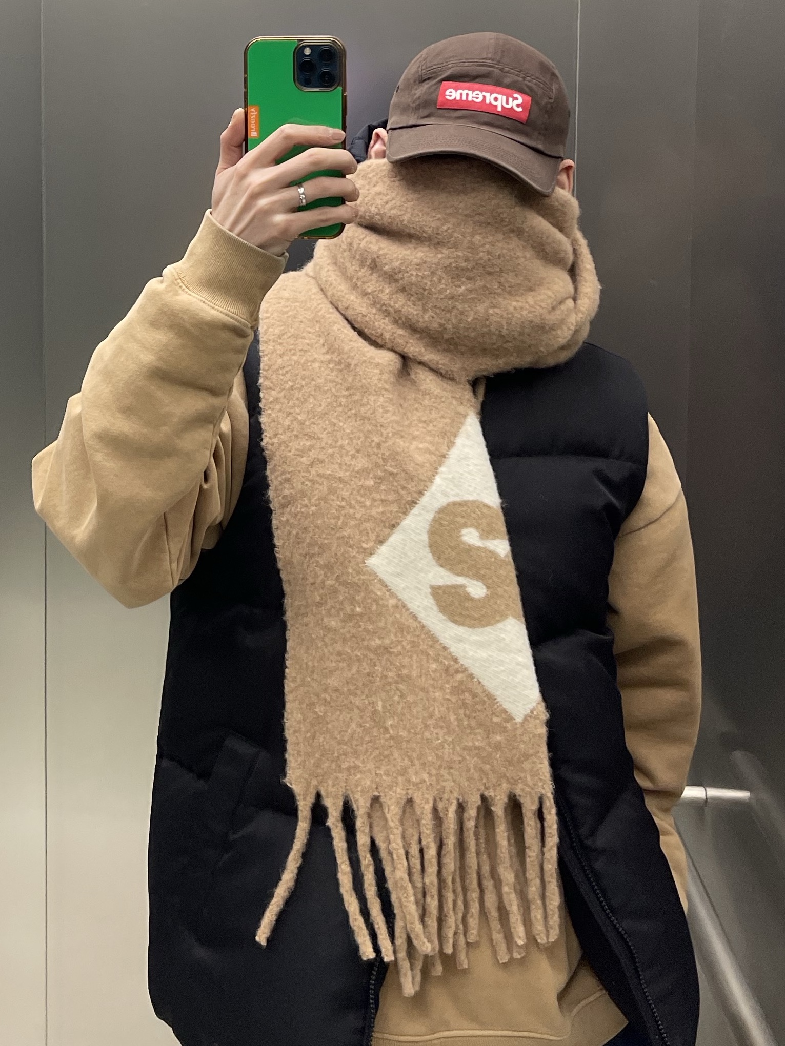 Jordan 1 x Zion Williamson Retro Low OG Flax and Oil Green, Stussy x Our Legacy Drop Shadow Crew Khaki 착용 스타일 - 5