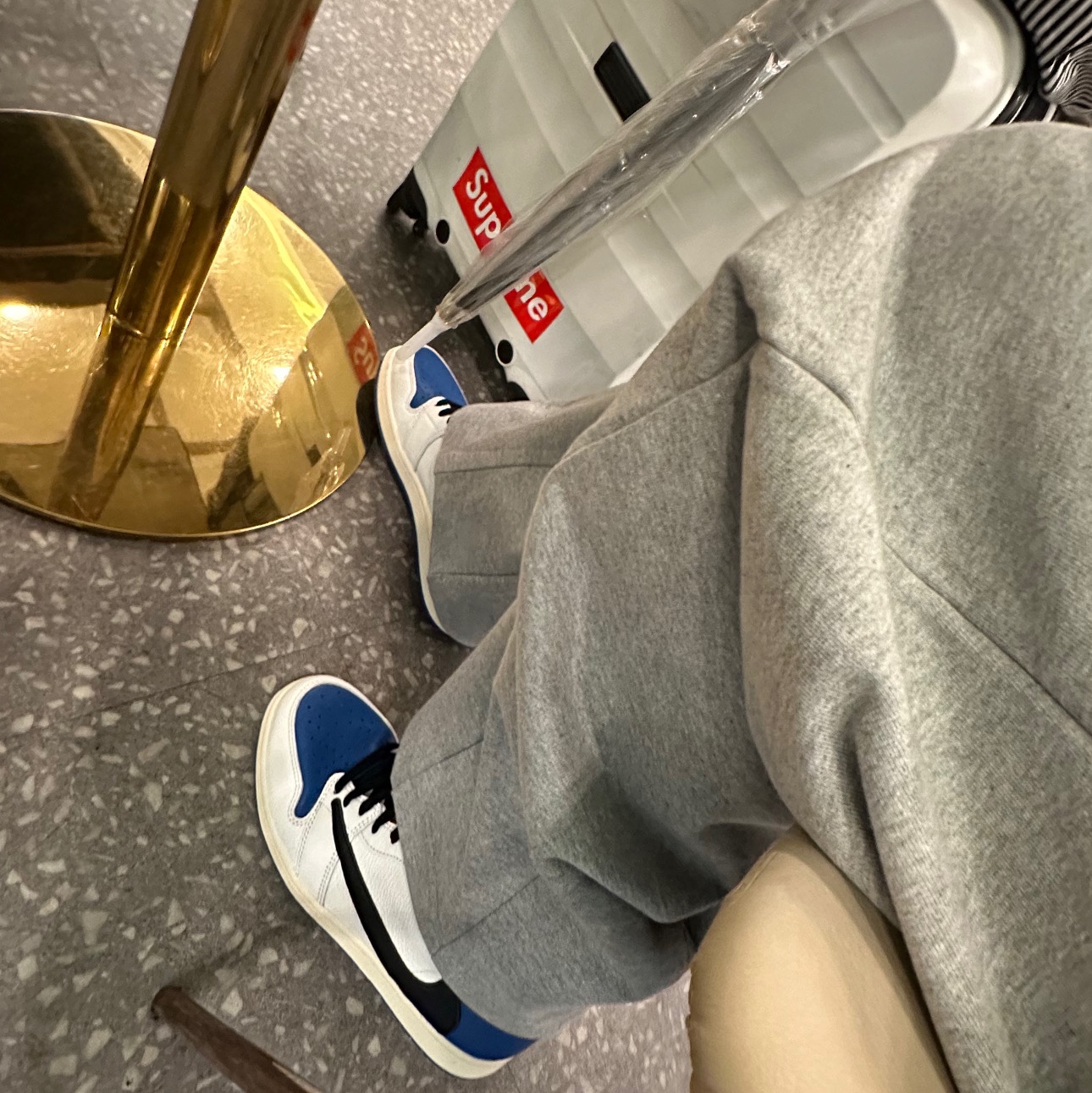 Jordan 1 x Travis Scott x Fragment Retro High OG SP Military Blue, Zara x Ader Error Patchwork Oversize Knit Sweater Cream 착용 스타일 - 1