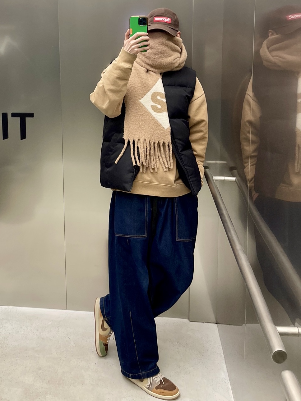 Jordan 1 x Zion Williamson Retro Low OG Flax and Oil Green, Stussy x Our Legacy Drop Shadow Crew Khaki 착용 스타일 - 3