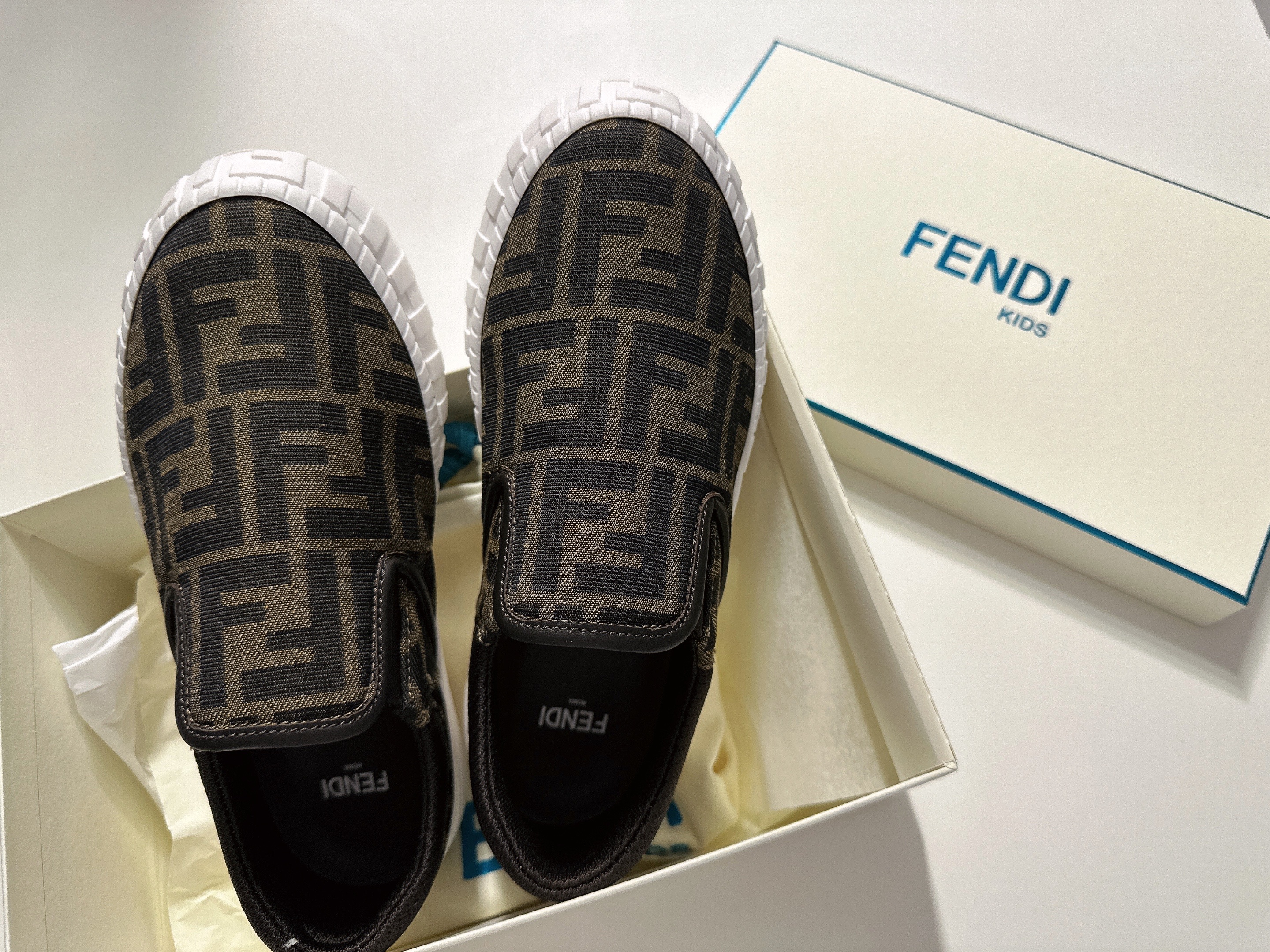 (Kids) Fendi FF Fabric Slip-On Sneakers Brown 착용 스타일