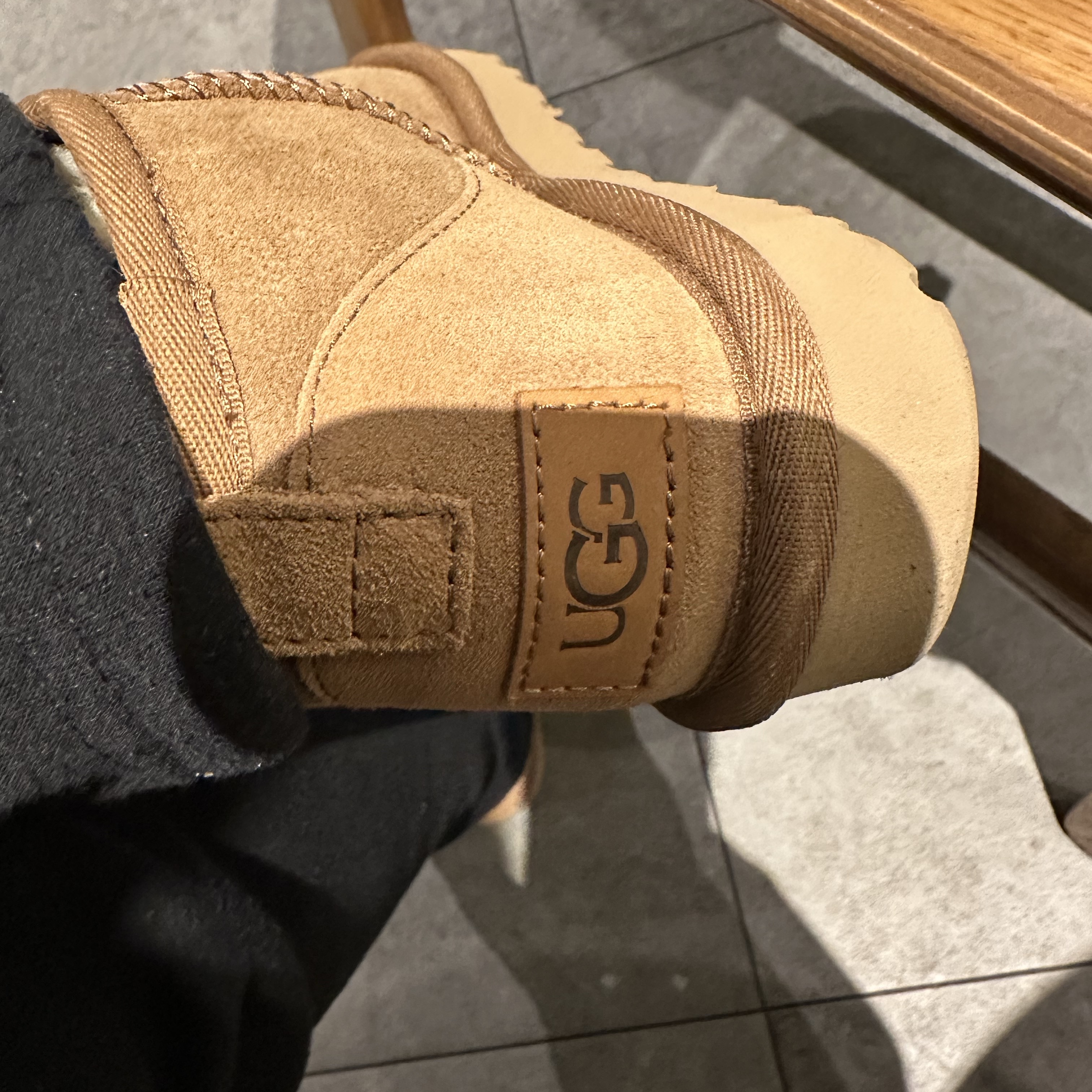 (W) UGG Classic Ultra Mini Boots Chestnut 착용 스타일 - 2