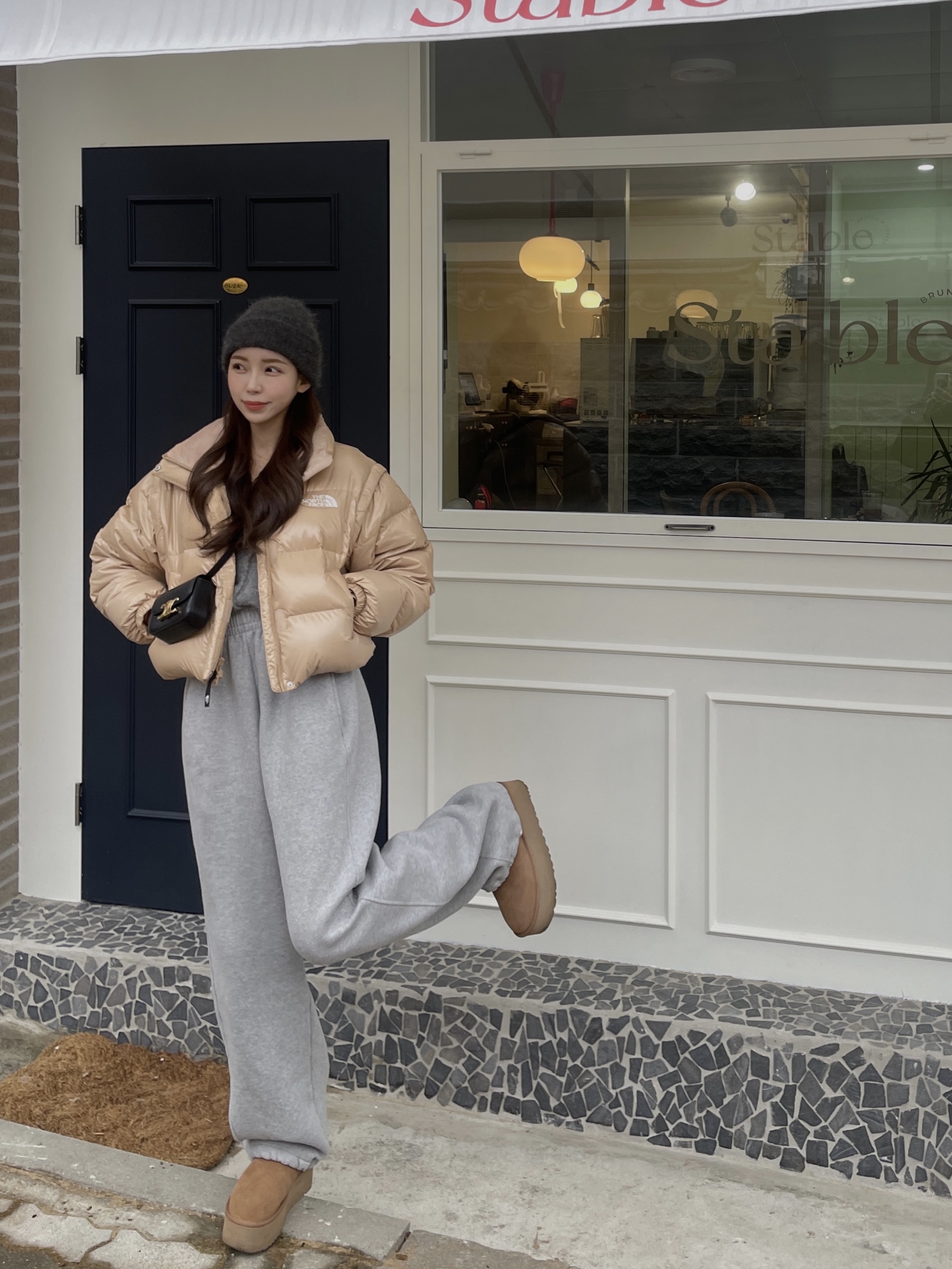 (W) The North Face White Label Glossy Detachable Down Jacket Gold Beige, (W) UGG Classic Ultra Mini Platform Boots Chestnut 착용 스타일 - 1