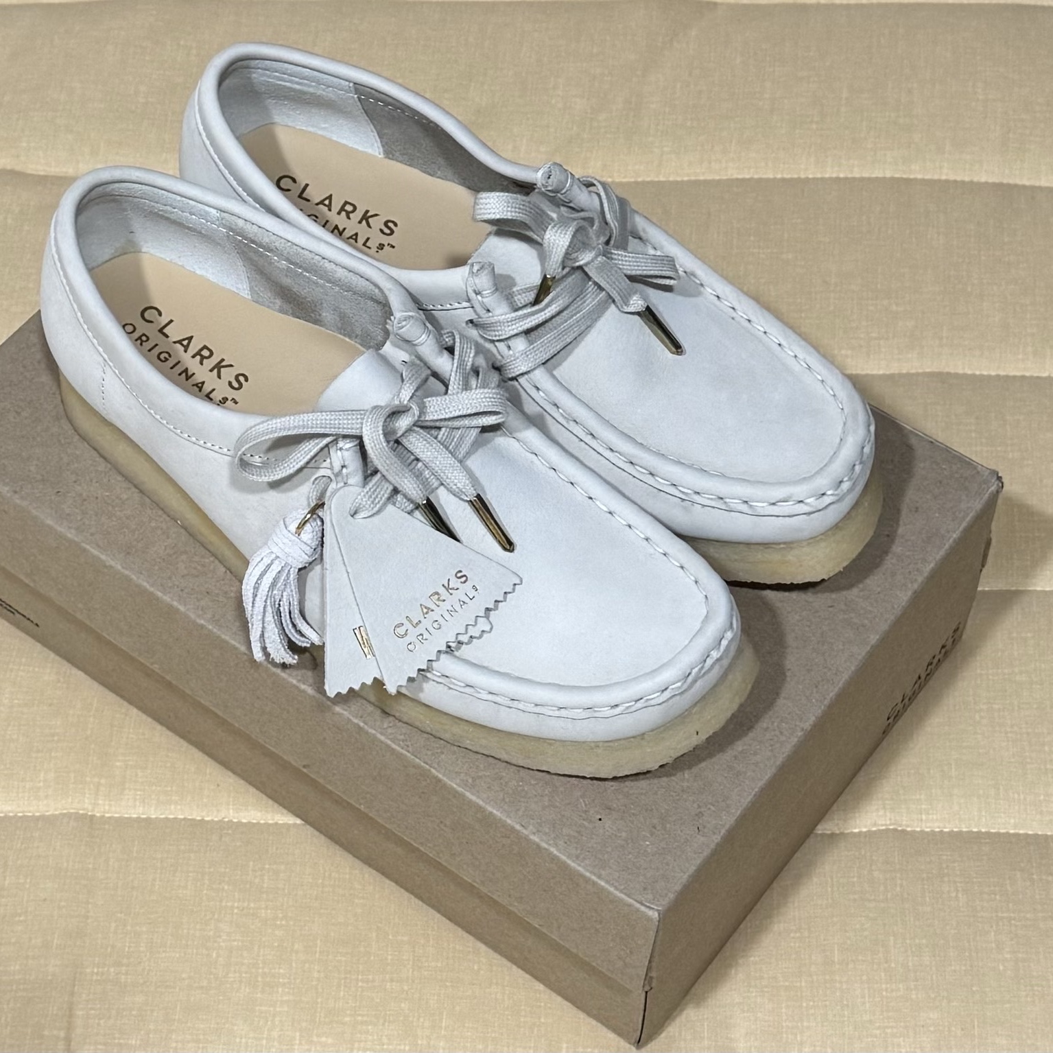(W) Clarks Wallabee White Nubuck 착용 스타일 - 2