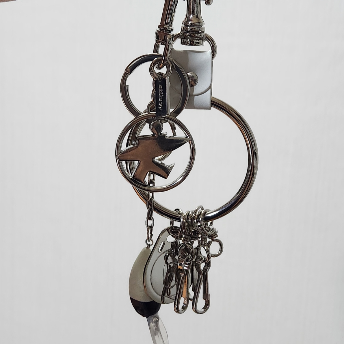 Stussy Surfman Keychain Silver 착용 스타일 - 3