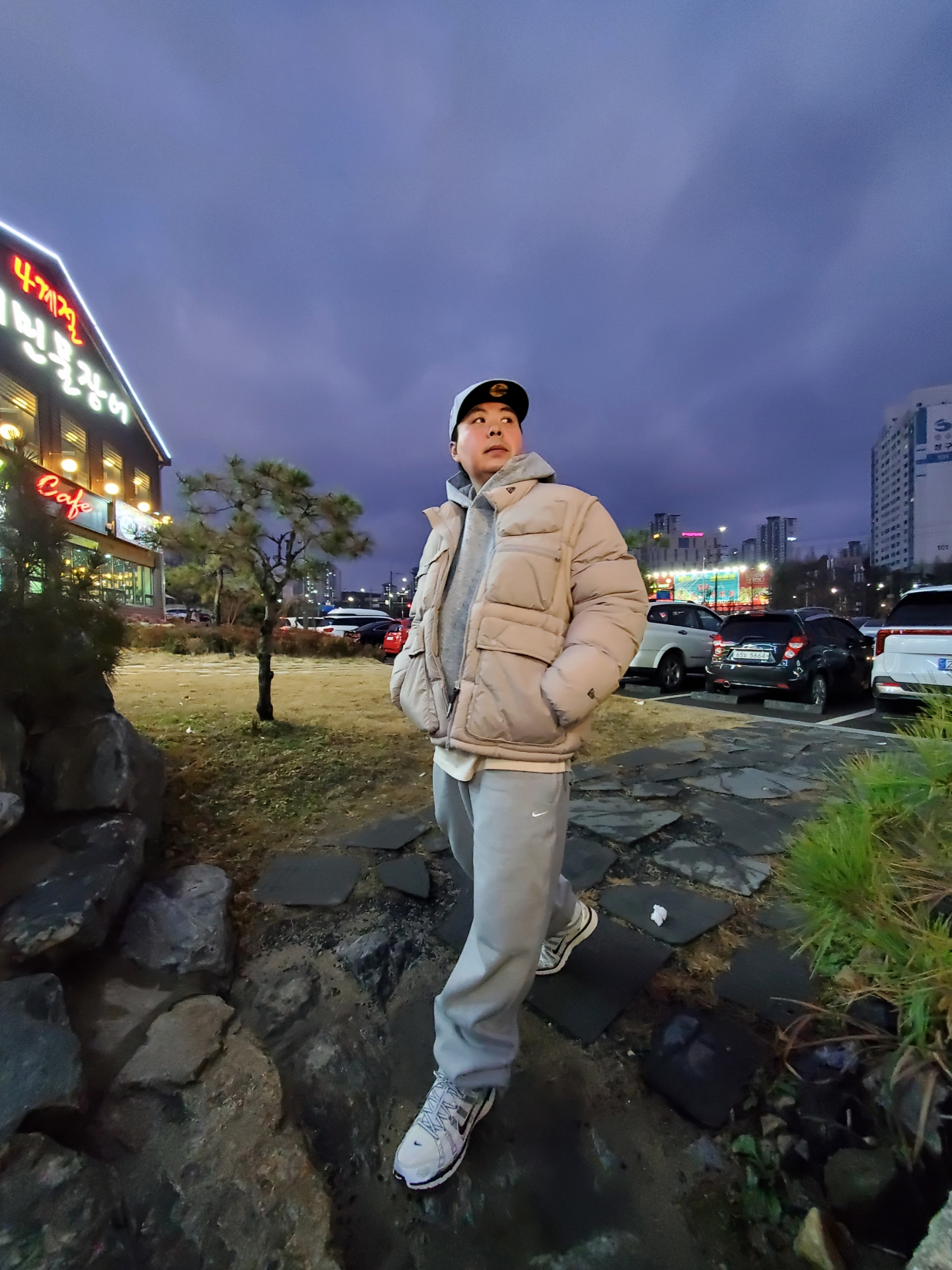 (W) Nike P-6000 Coconut Milk Metallic Silver, (W) Nike NRG Solo Swoosh Fleece Pants Dark Grey Heather - US/EU 착용 스타일