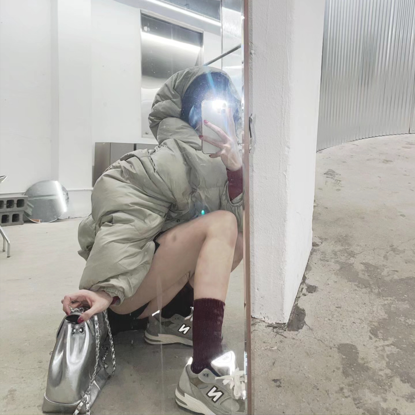 (W) New Balance x JJJJound 991 Made in UK Grey, Cardinal Red Hawoo-A Bag Silver 착용 스타일 - 1