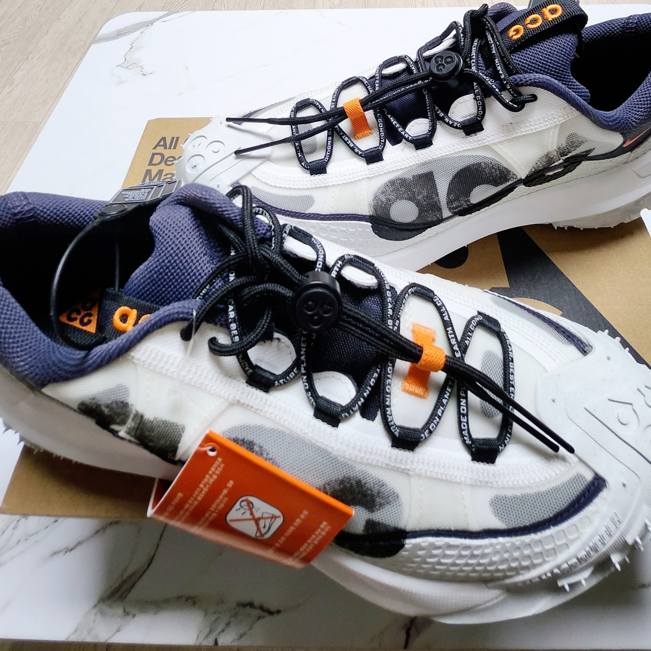 Nike ACG Mountain Fly 2 Low Summit White and Bright Mandarin 착용 스타일 - 3