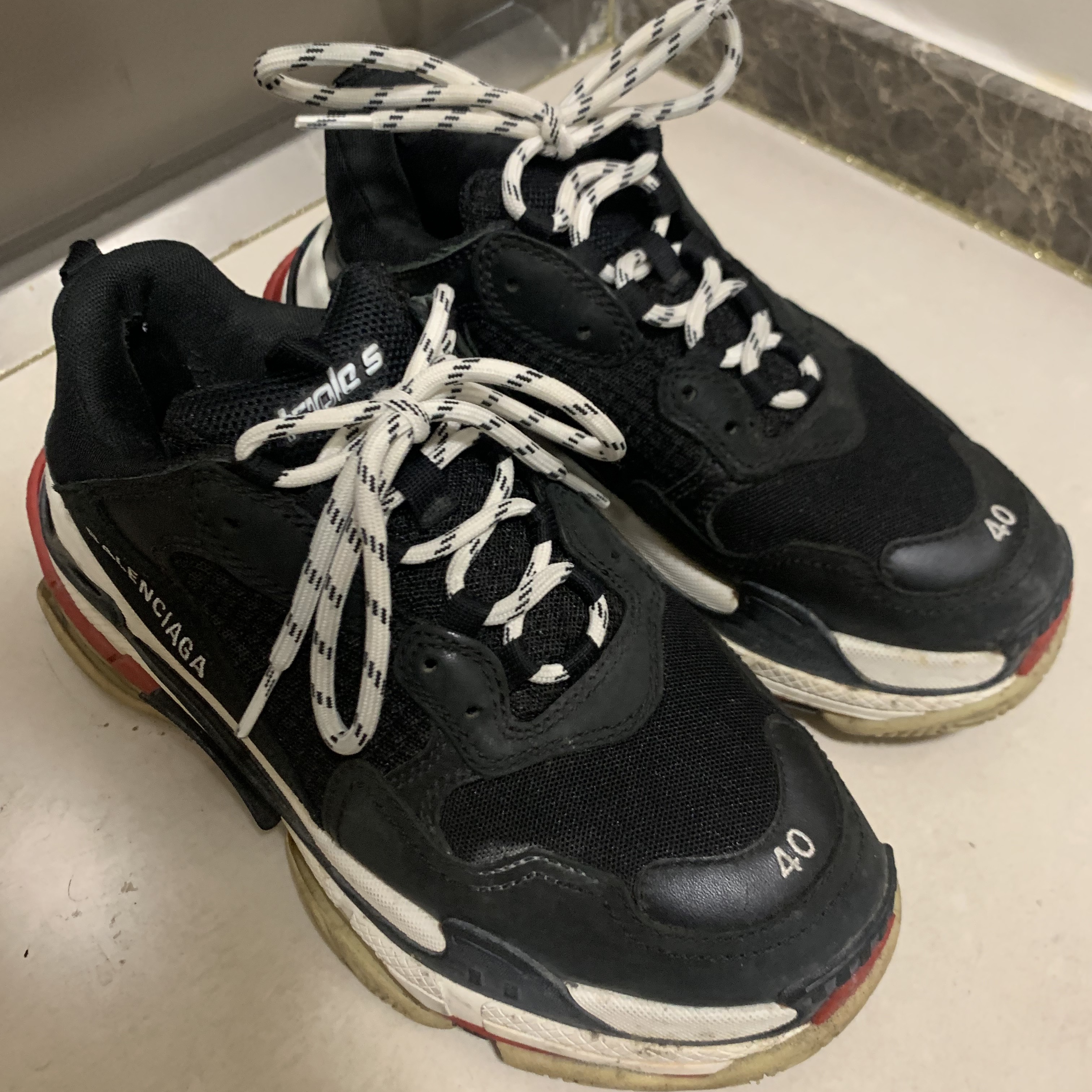 Balenciaga Triple S Trainer Black Red 2018 착용 스타일