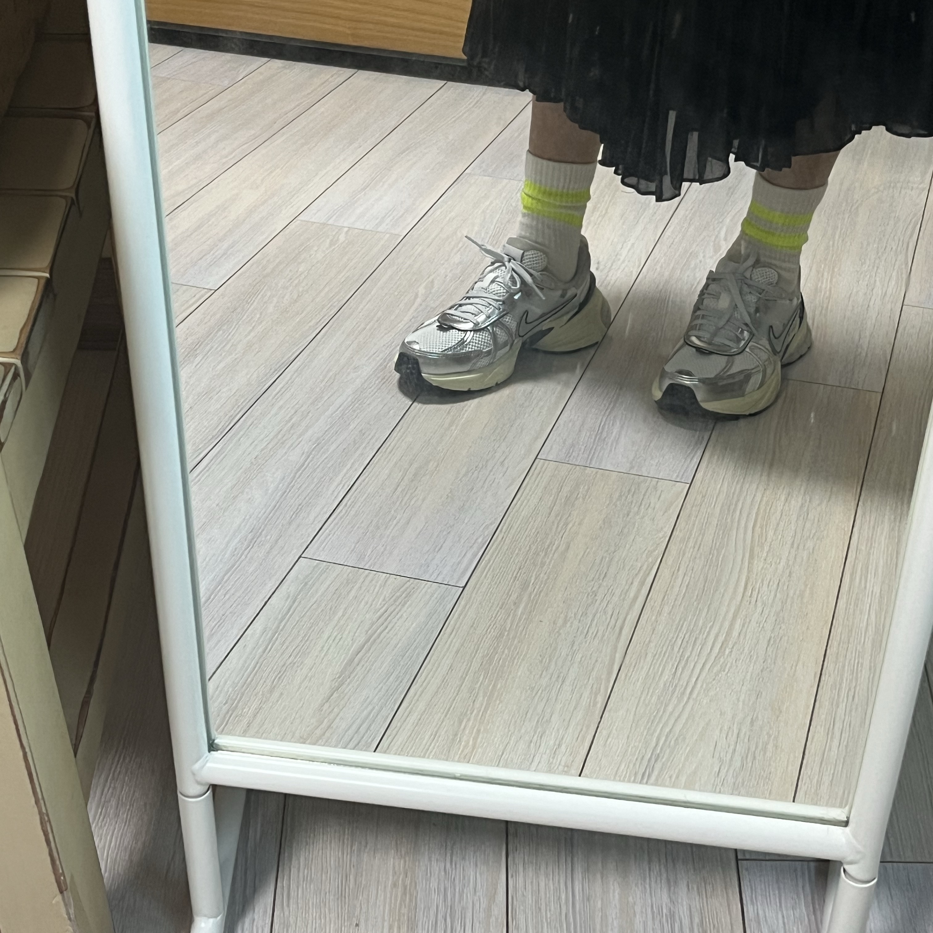 Nike V2K Run Summit White Metallic Silver 착용 스타일 - 2