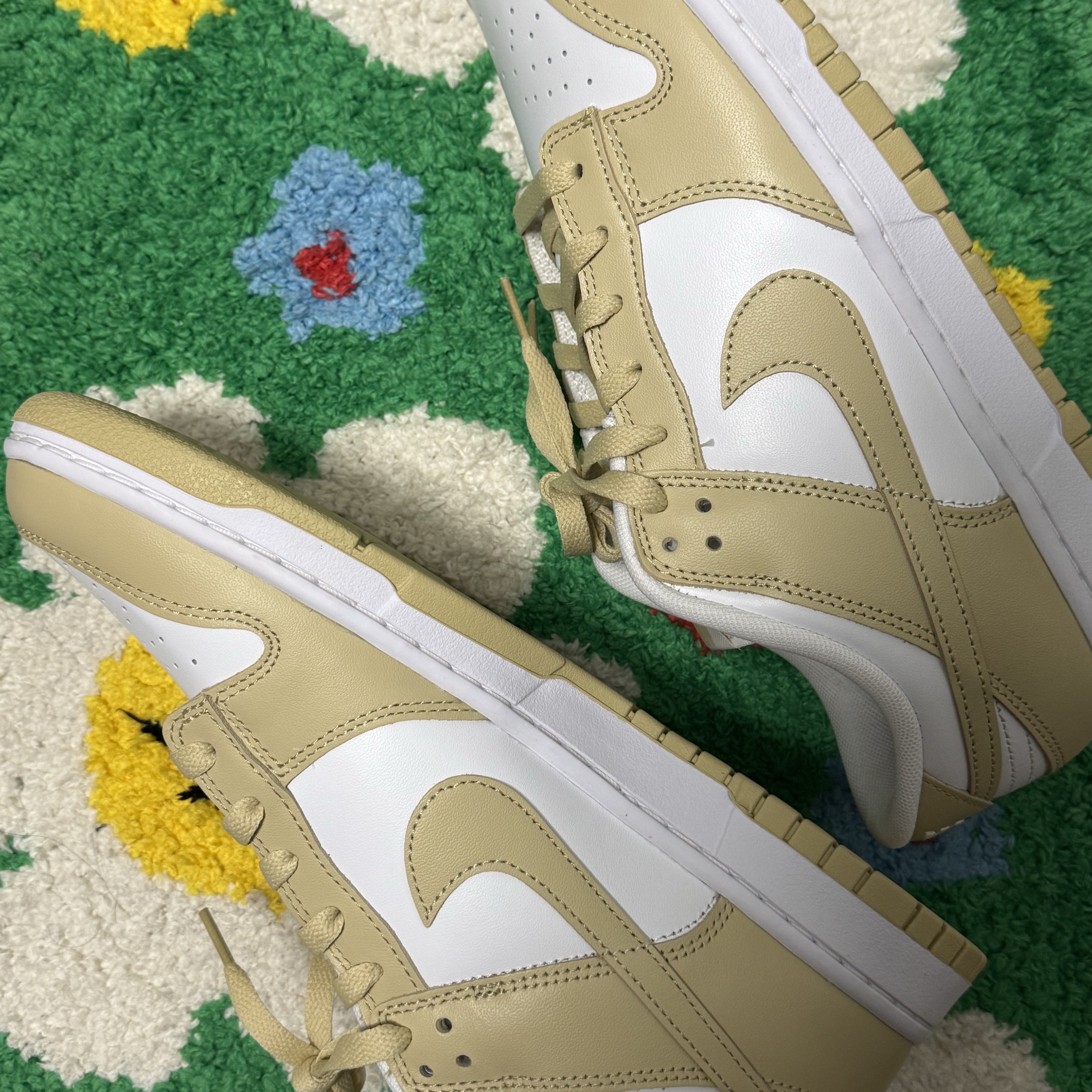Nike Dunk Low Team Gold and White 착용 스타일 - 3