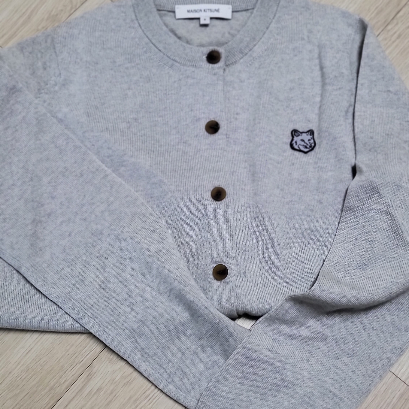 (W) Maison Kitsune Bold Fox Head Patch Regular Cardigan Light Grey Melange 착용 스타일