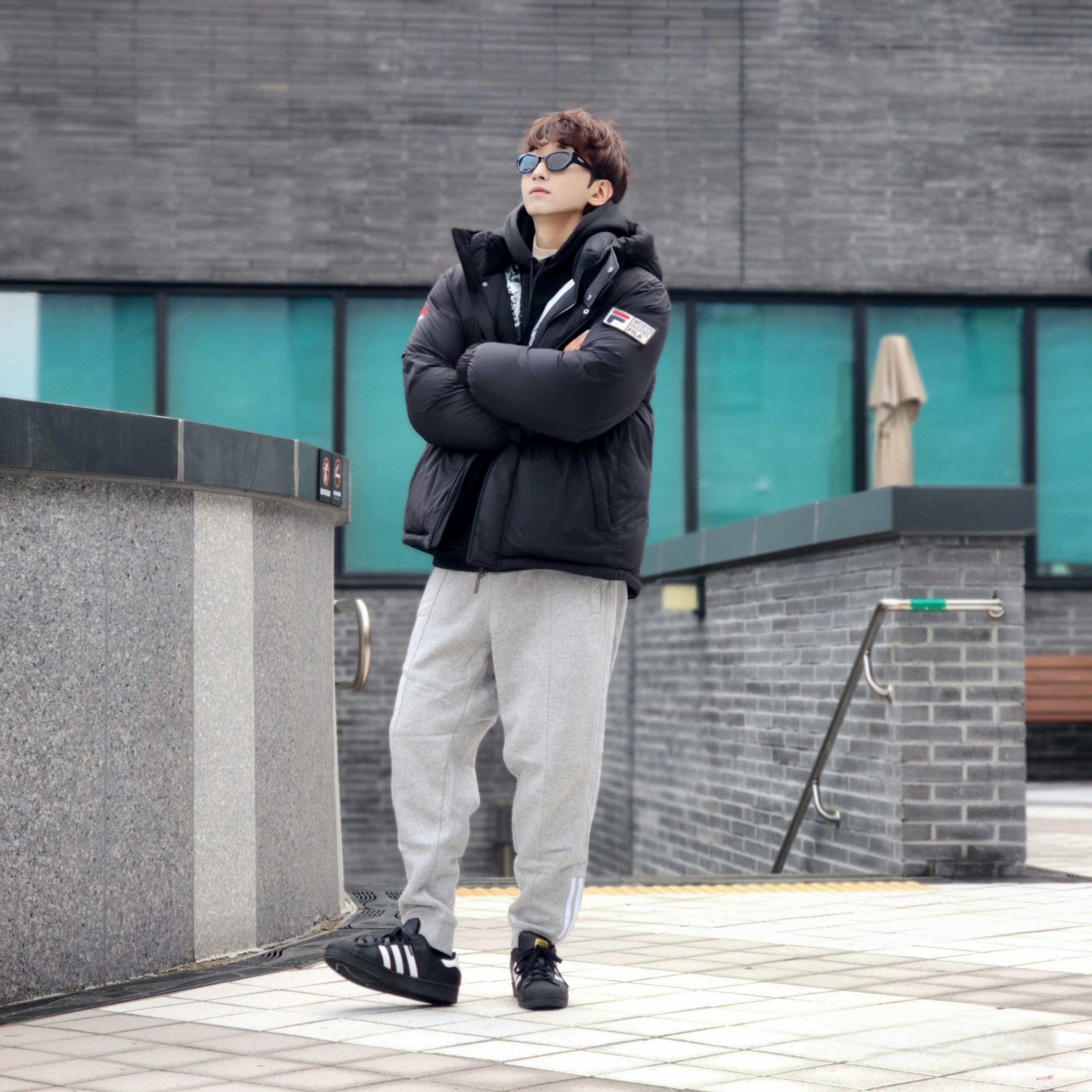 Adidas Superstar Core Black White 착용 스타일 - 1