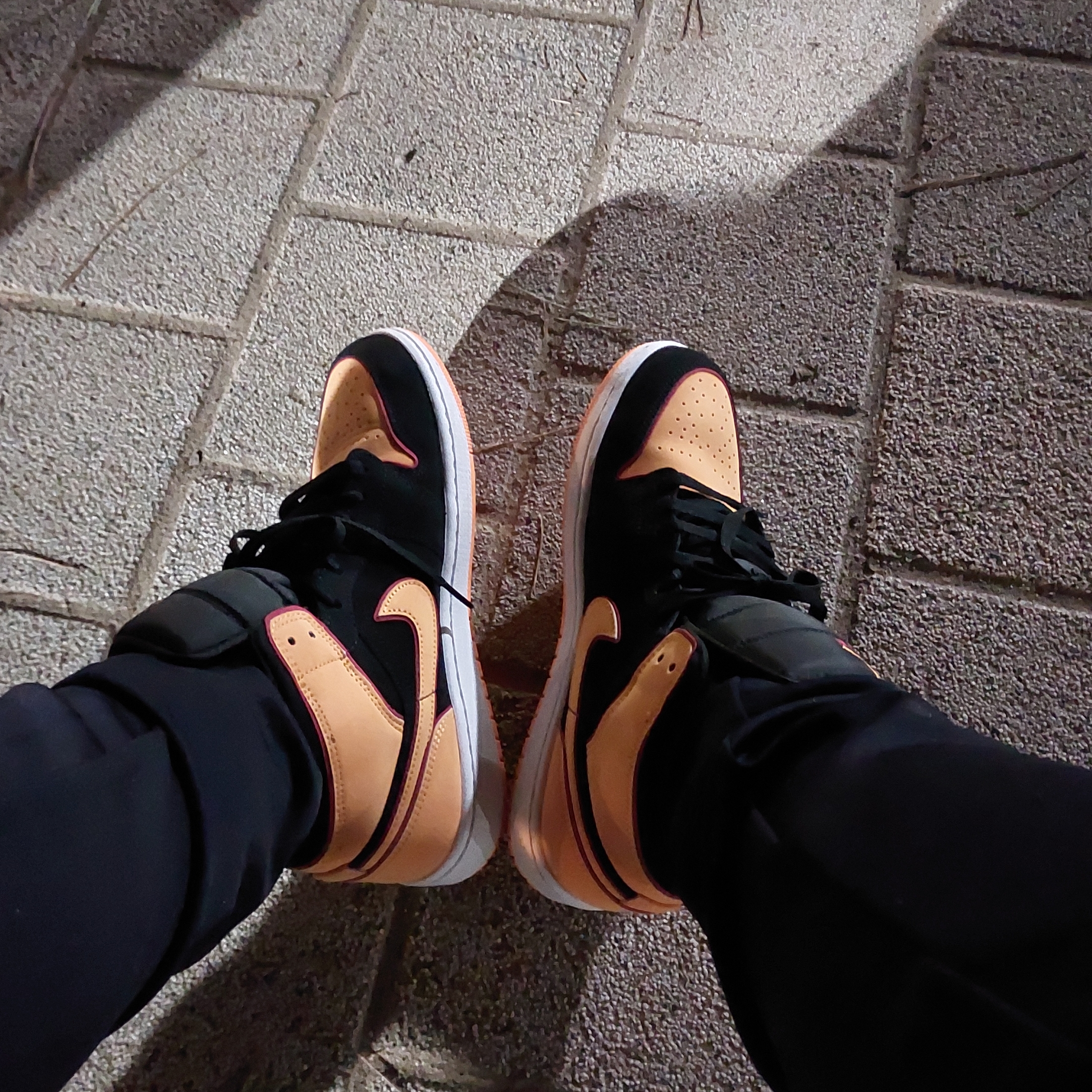 Jordan 1 Mid SE Black Vivid Orange 착용 스타일