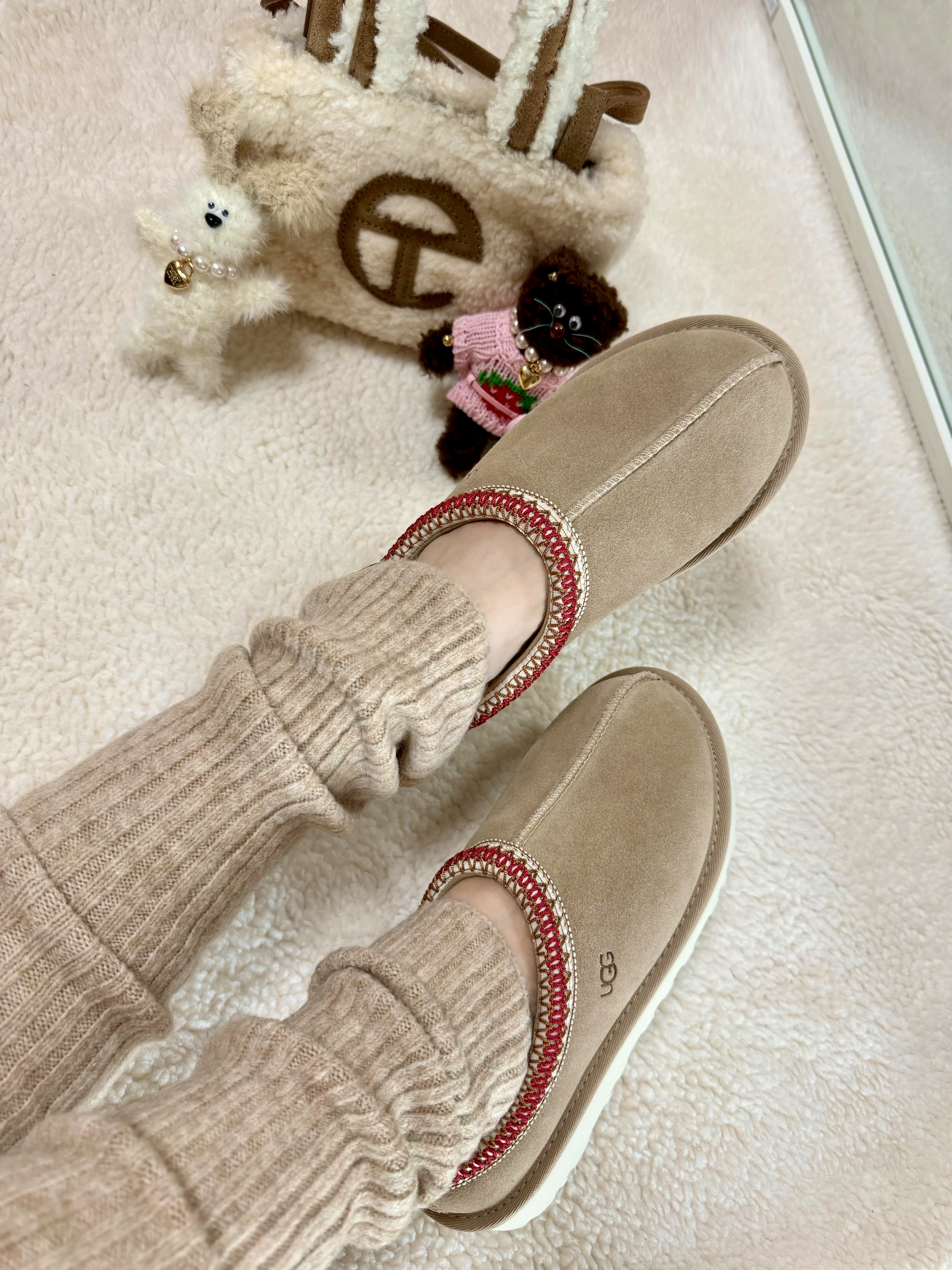 (W) UGG Tasman Slipper Sand Dark Cherry, Margesherwood Wood Baby Keyring White 착용 스타일 - 1