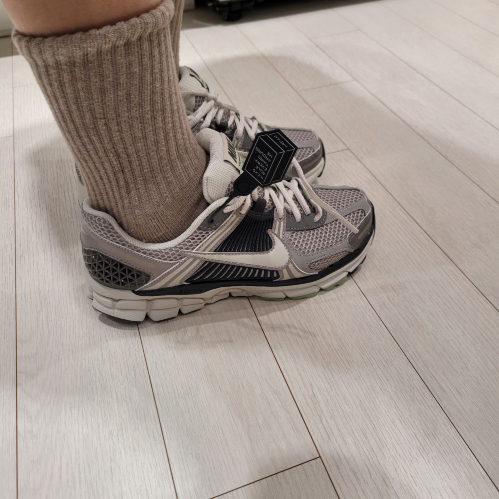 (W) Nike Zoom Vomero 5 Cobblestone and Flat Pewter, Asics Gel-Sonoma 15-50 French Blue 착용 스타일 - 2