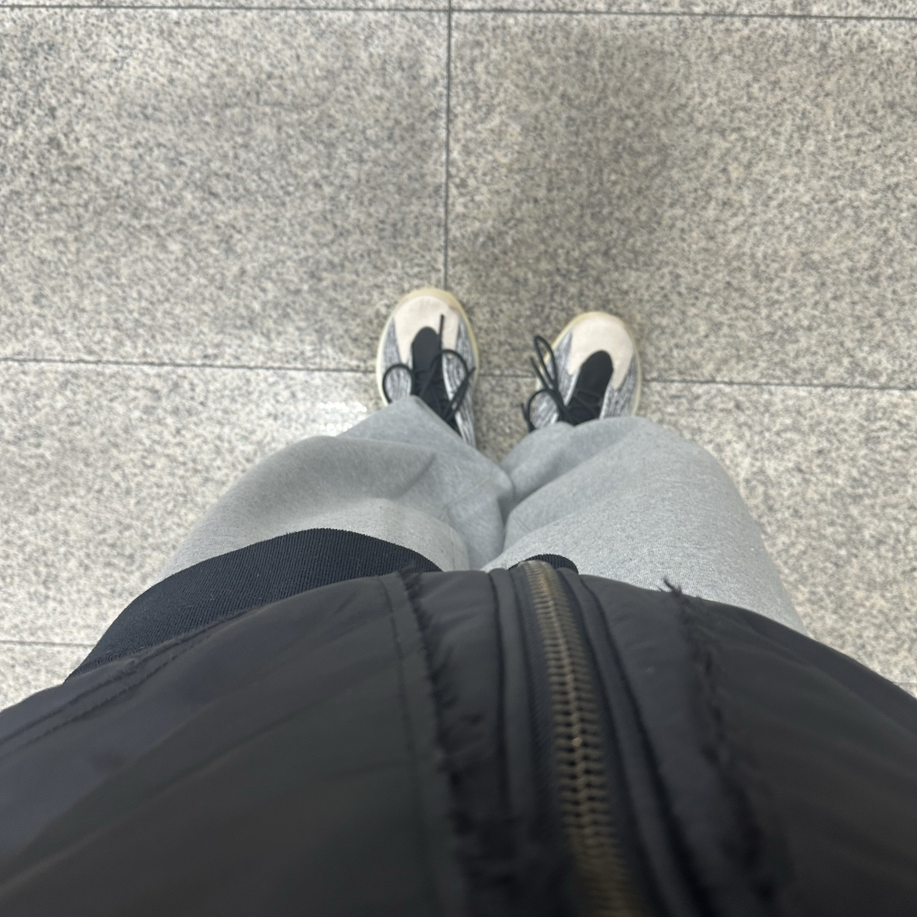 Adidas Yeezy QNTM Lifestyle, Nike x Stussy NRG Fleece Pants Dark Grey Heather (DO9340-063) 착용 스타일 - 3