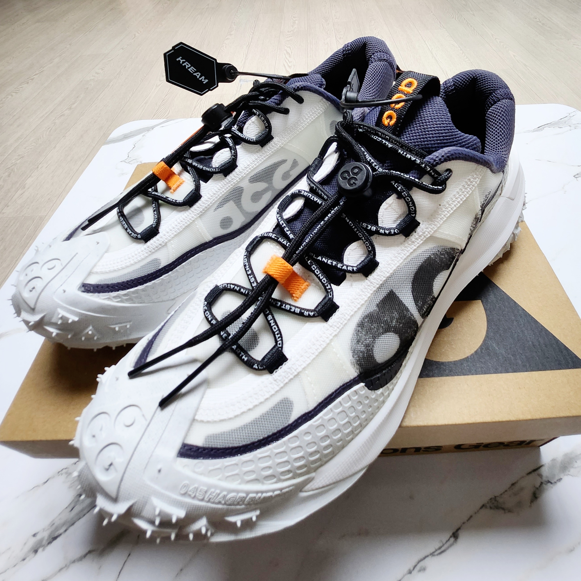 Nike ACG Mountain Fly 2 Low Summit White and Bright Mandarin 착용 스타일 - 1