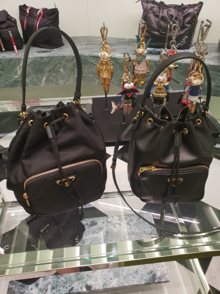 Prada Duet Re-Nylon Shoulder Bag Black Gold 착용 스타일