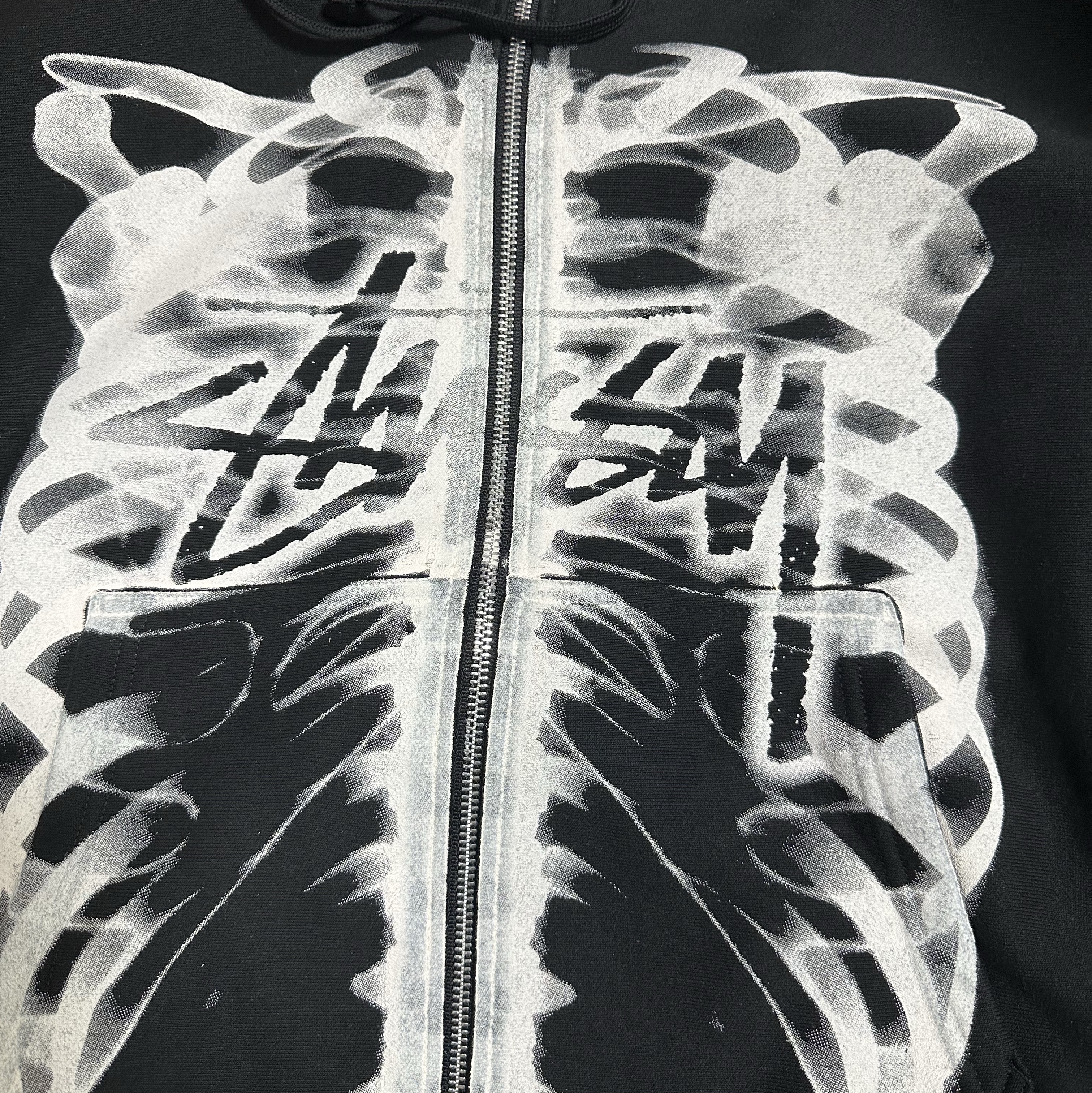 Stussy Rib Cage Zip Hoodie Black White 착용 스타일