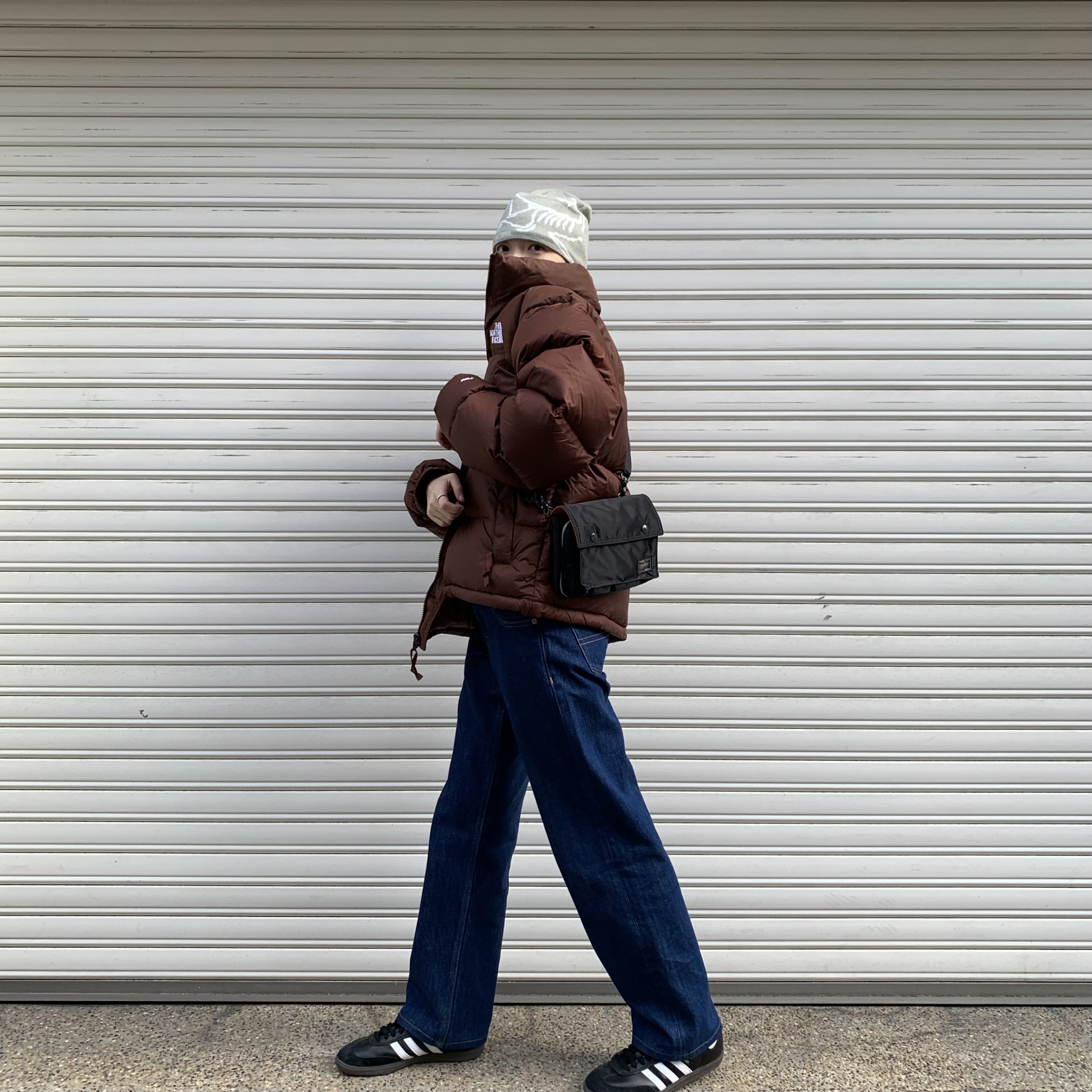 Arc'teryx Bird Head Toque Habitat, The North Face 1996 Retro Nuptse Jacket Dark Oak 착용 스타일