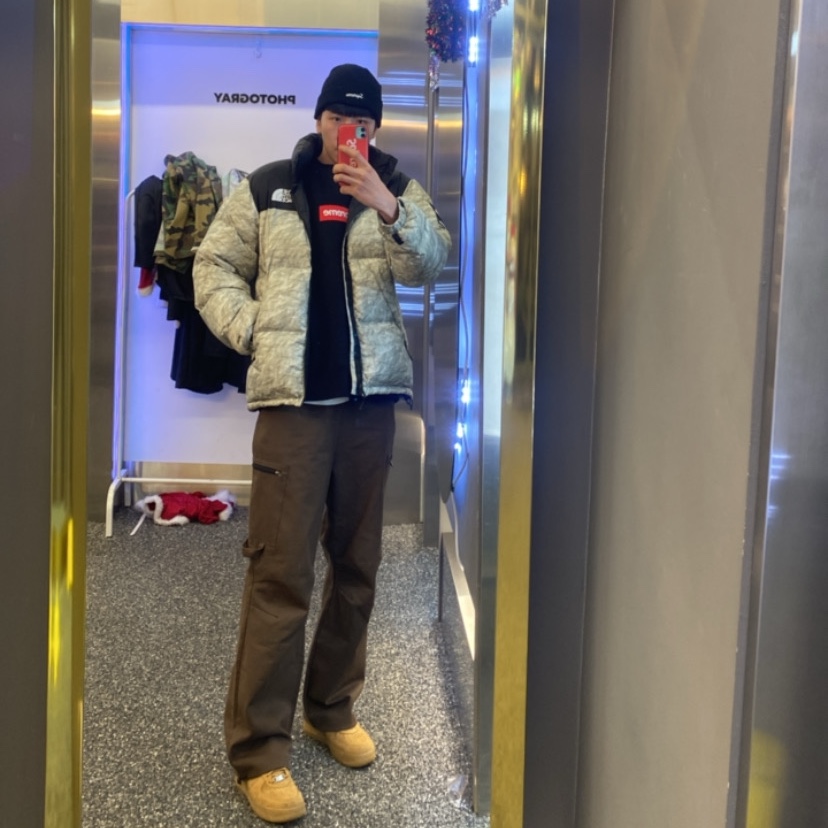 Supreme x The North Face Paper Print Nuptse Jacket - 19FW, Supreme Box Logo Crewneck Black - 22FW 착용 스타일 - 1