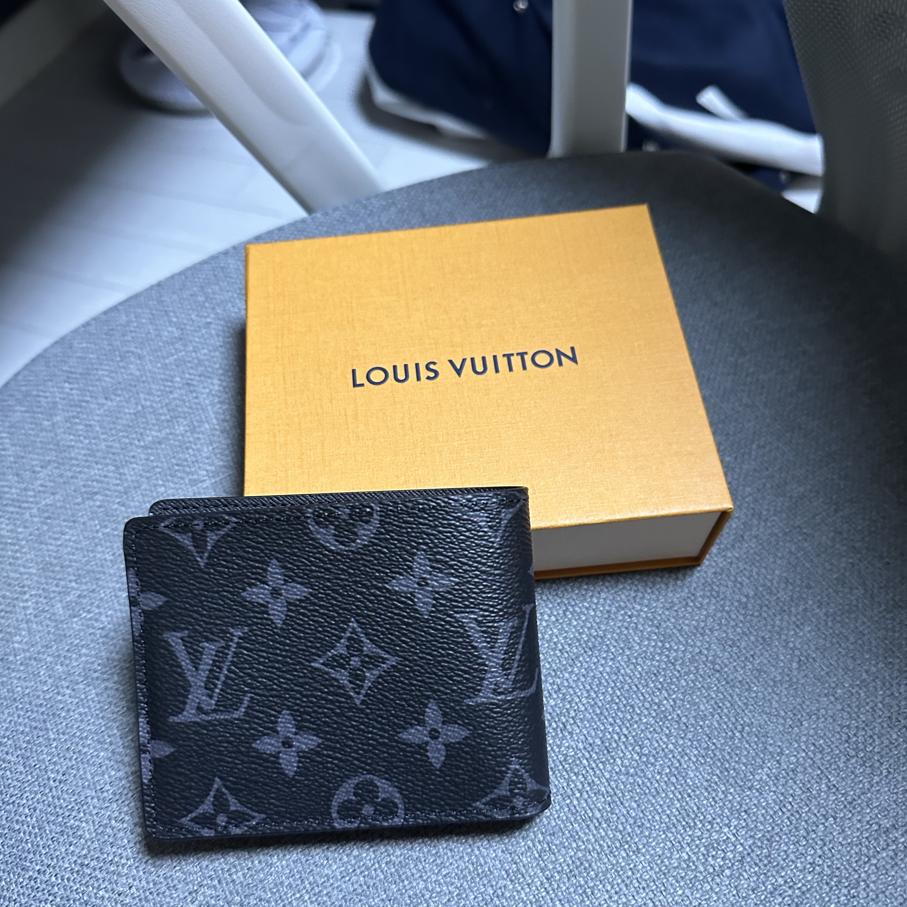 Louis Vuitton Slender Wallet Monogram Eclipse 착용 스타일