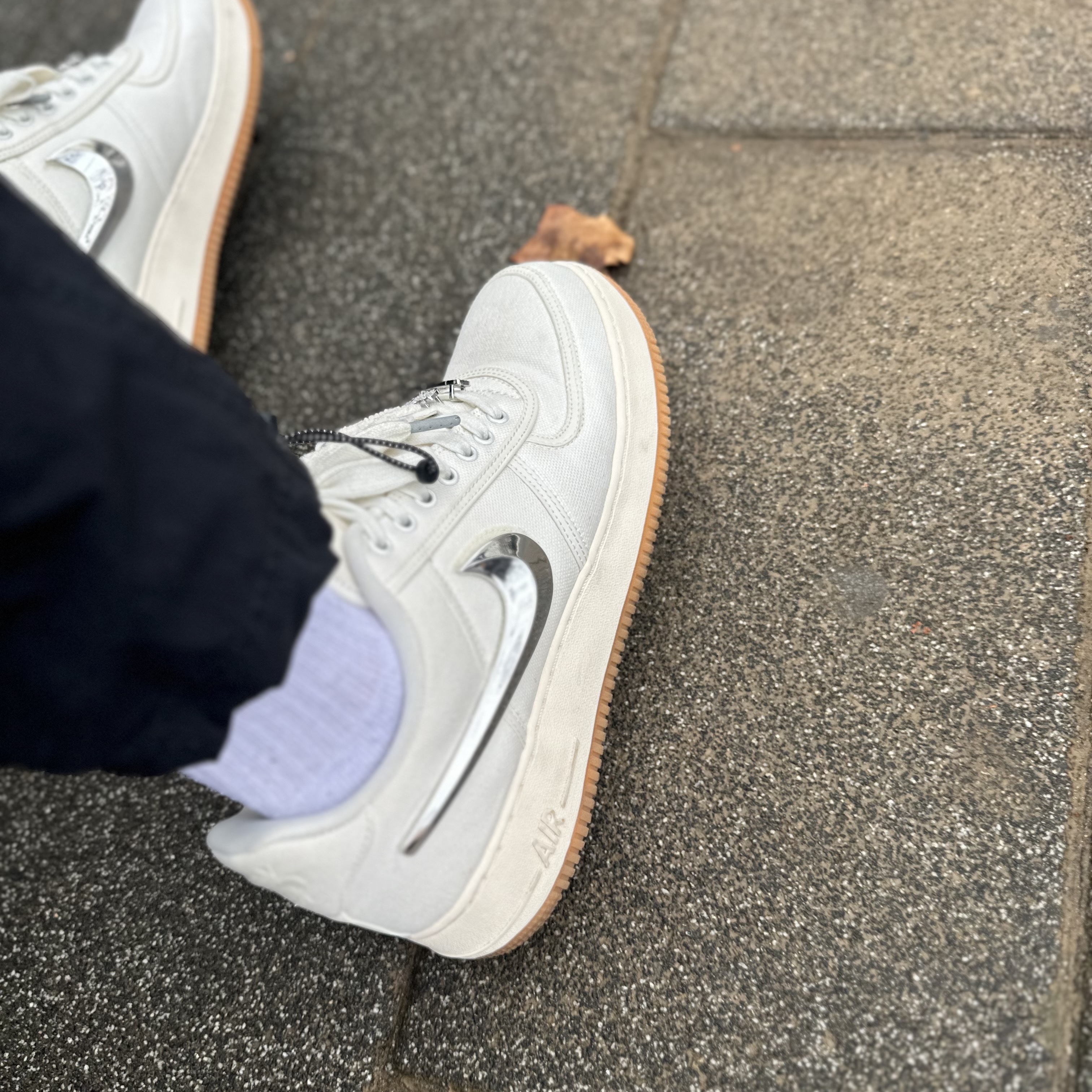 Nike x Travis Scott Air Force 1 Low Sail 착용 스타일 - 3