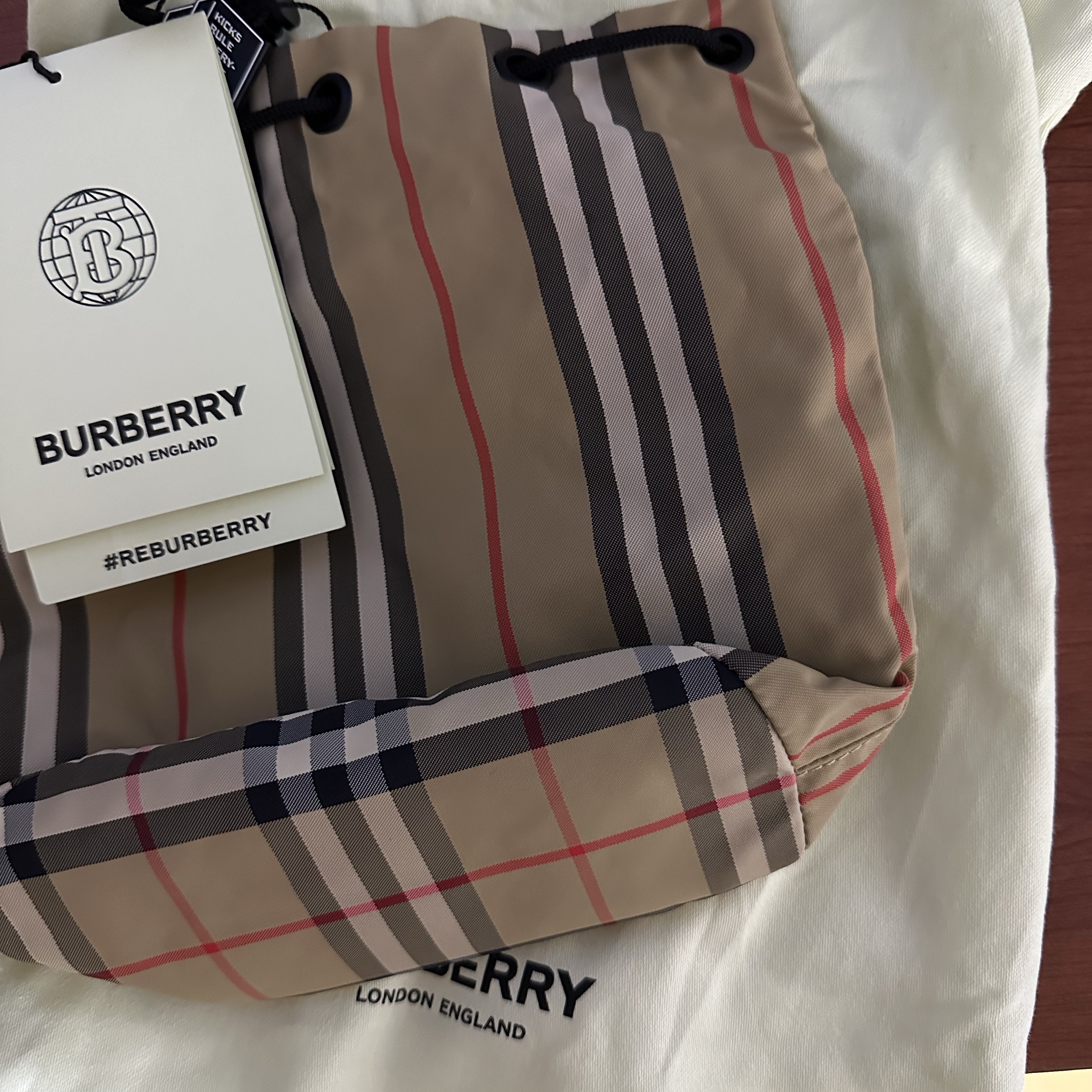 Burberry Icon Stripe Econyl Drawcord Pouch Archive Beige 착용 스타일