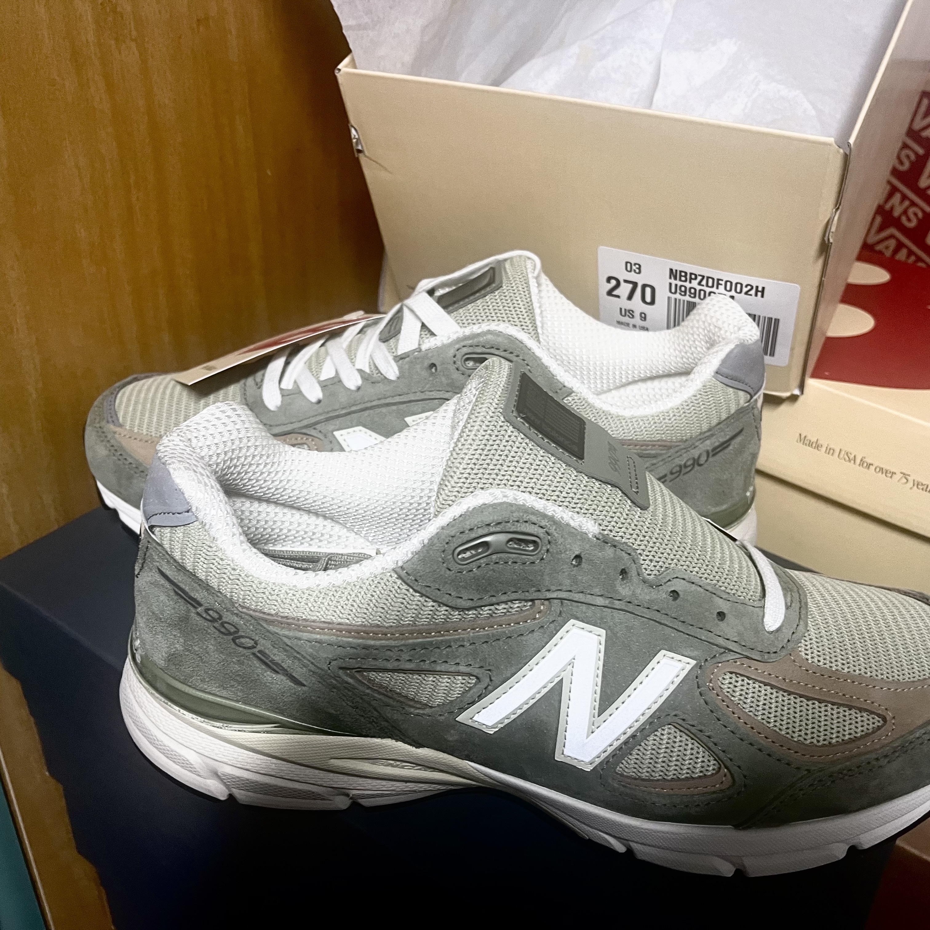 New Balance 990v4 Made in USA Olive Incense 착용 스타일