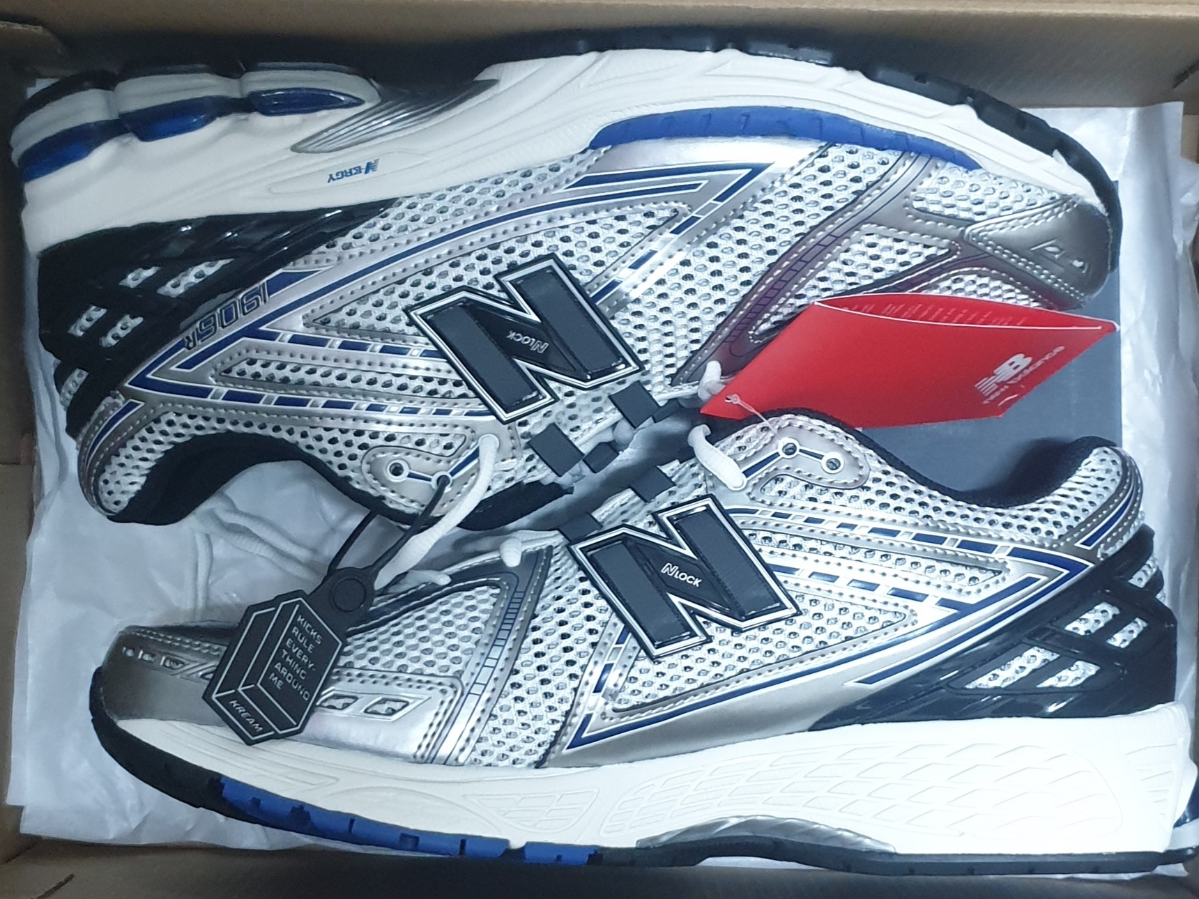 New Balance 1906R Silver Metallic 착용 스타일