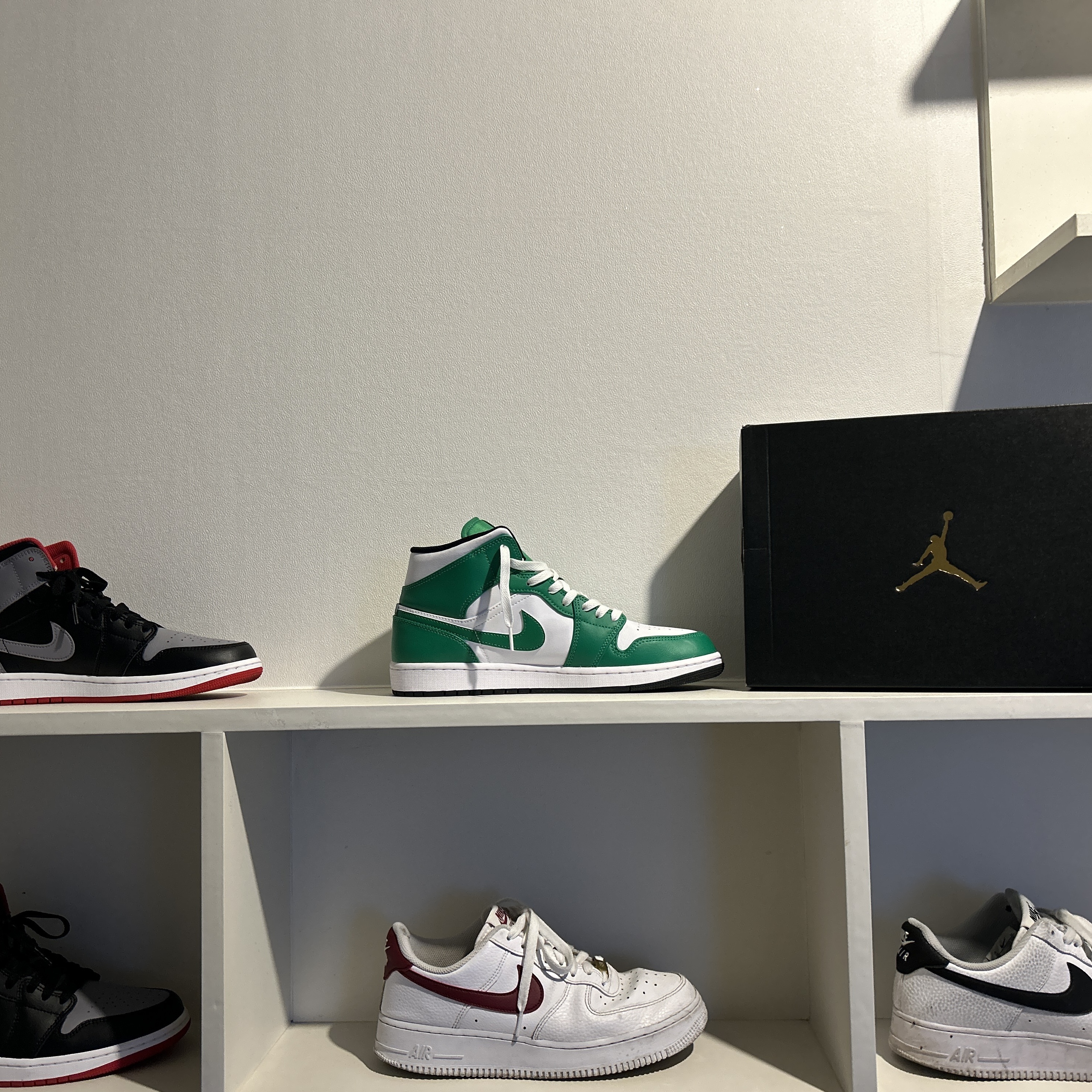 Jordan 1 Mid Lucky Green, Nike Air Force 1 '07 White Black 착용 스타일