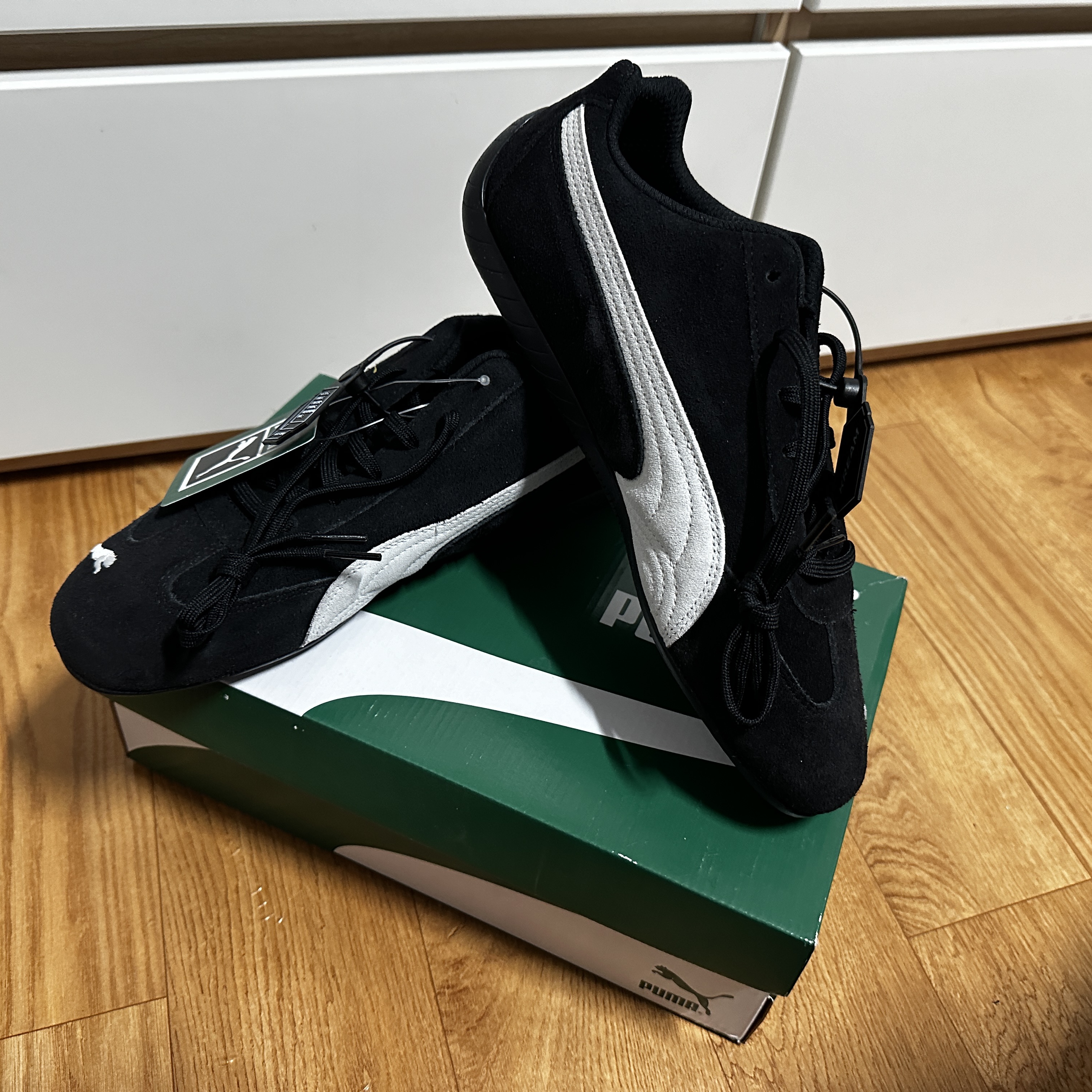 Puma Speedcat LS Black White 착용 스타일 - 1