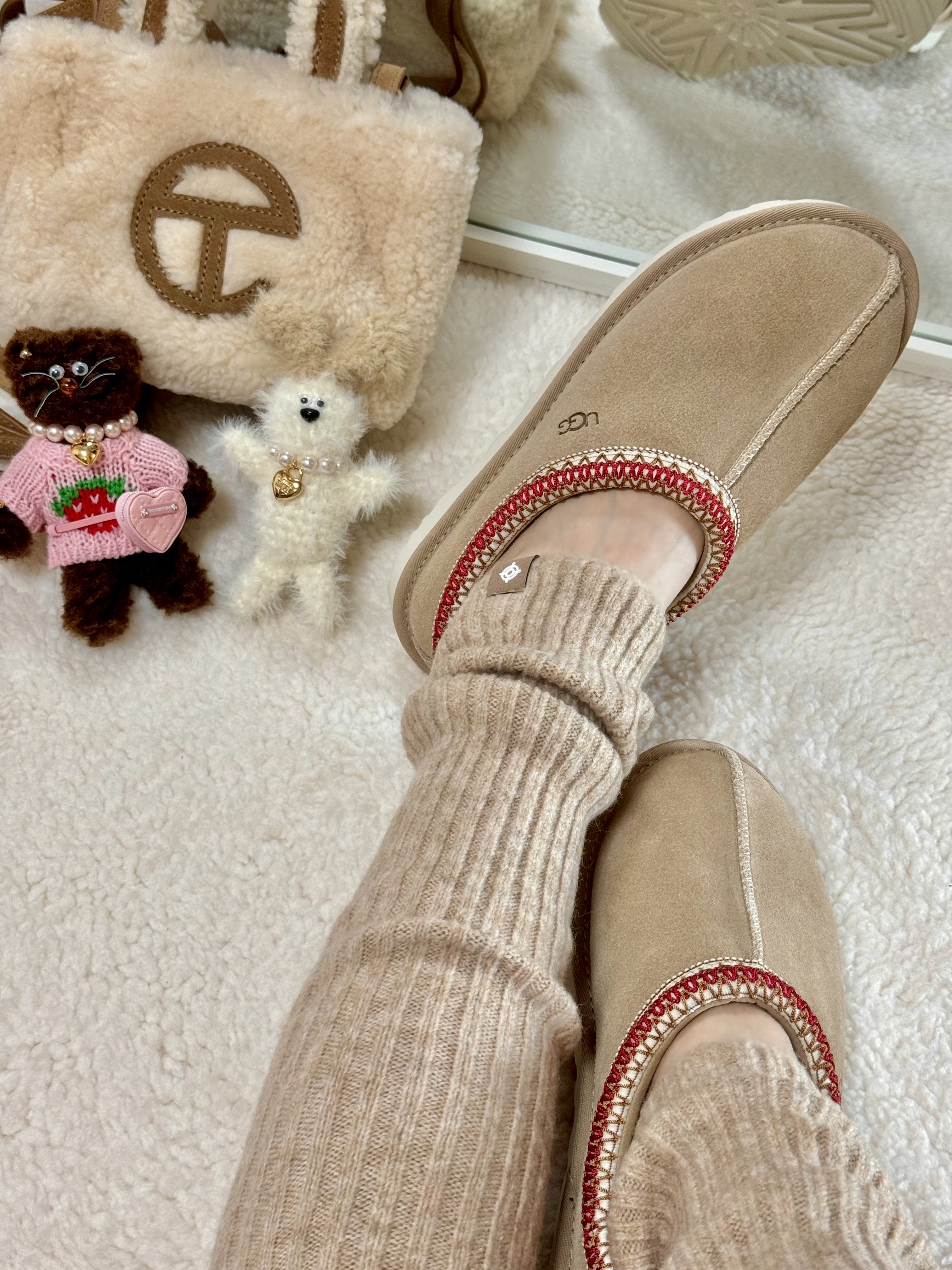 (W) UGG Tasman Slipper Sand Dark Cherry, Margesherwood Wood Baby Keyring White 착용 스타일 - 3