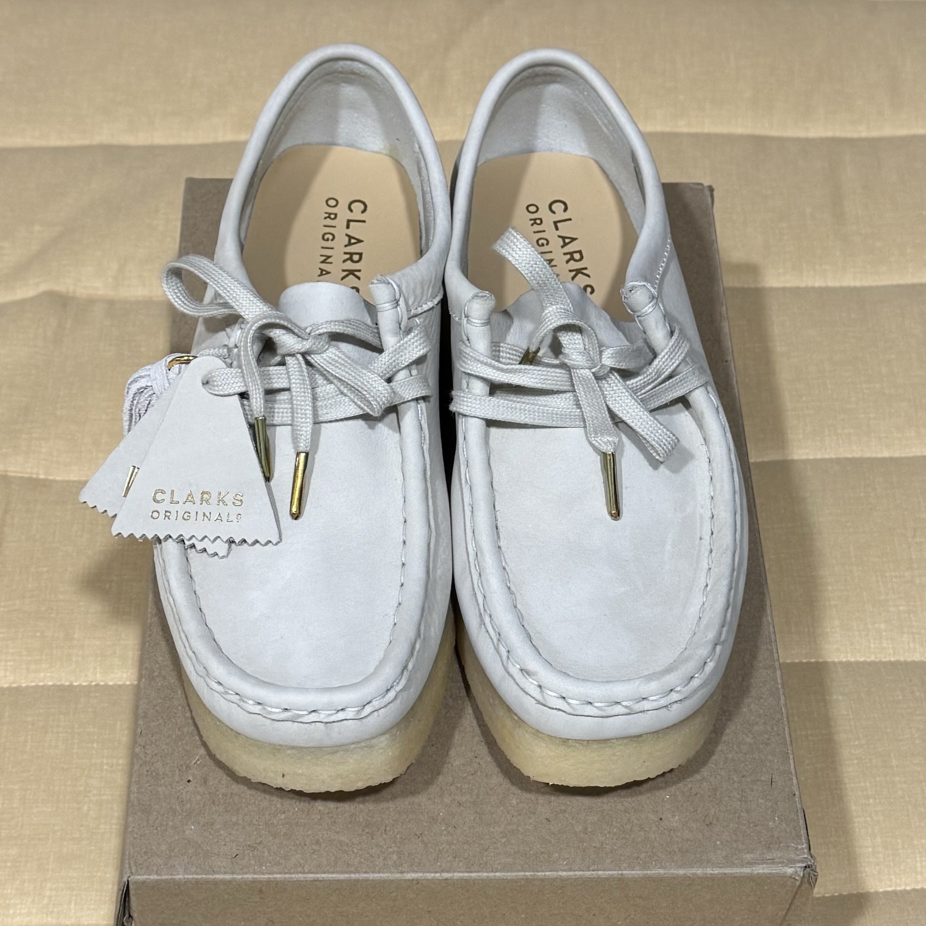 (W) Clarks Wallabee White Nubuck 착용 스타일 - 1