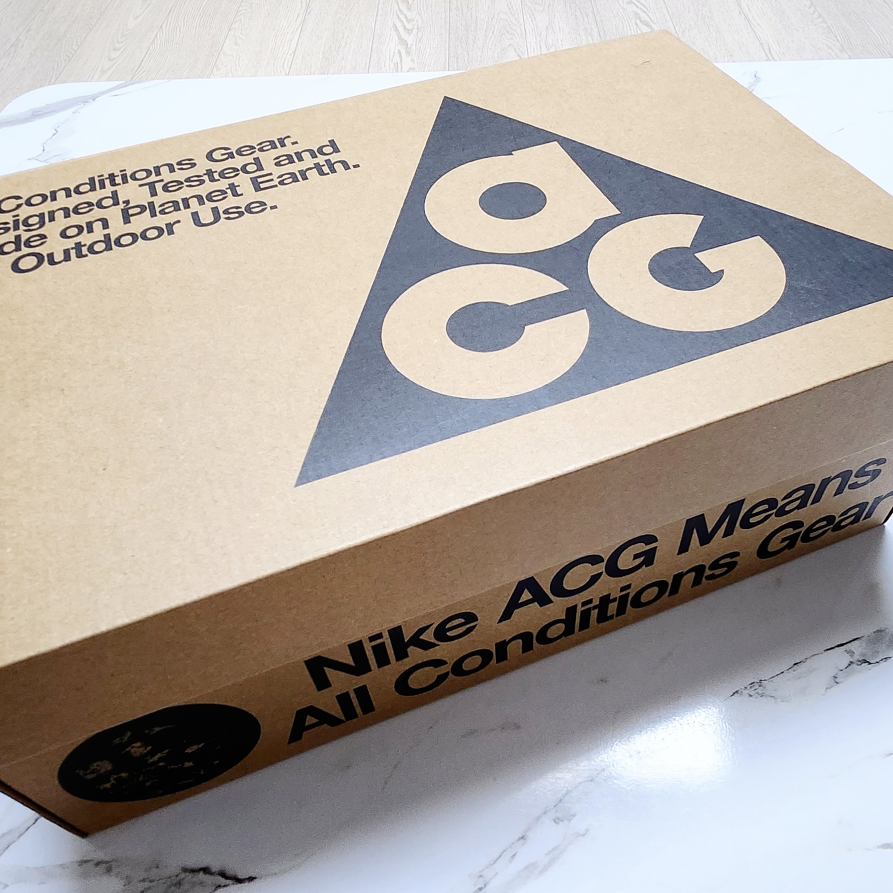Nike ACG Mountain Fly 2 Low Summit White and Bright Mandarin 착용 스타일 - 2