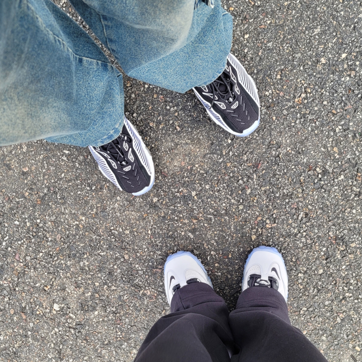Nike x Drake Nocta Glide Black White Clear, (W) Nike Air Adjust Force 2023 Vast Grey and Metallic Silver 착용 스타일