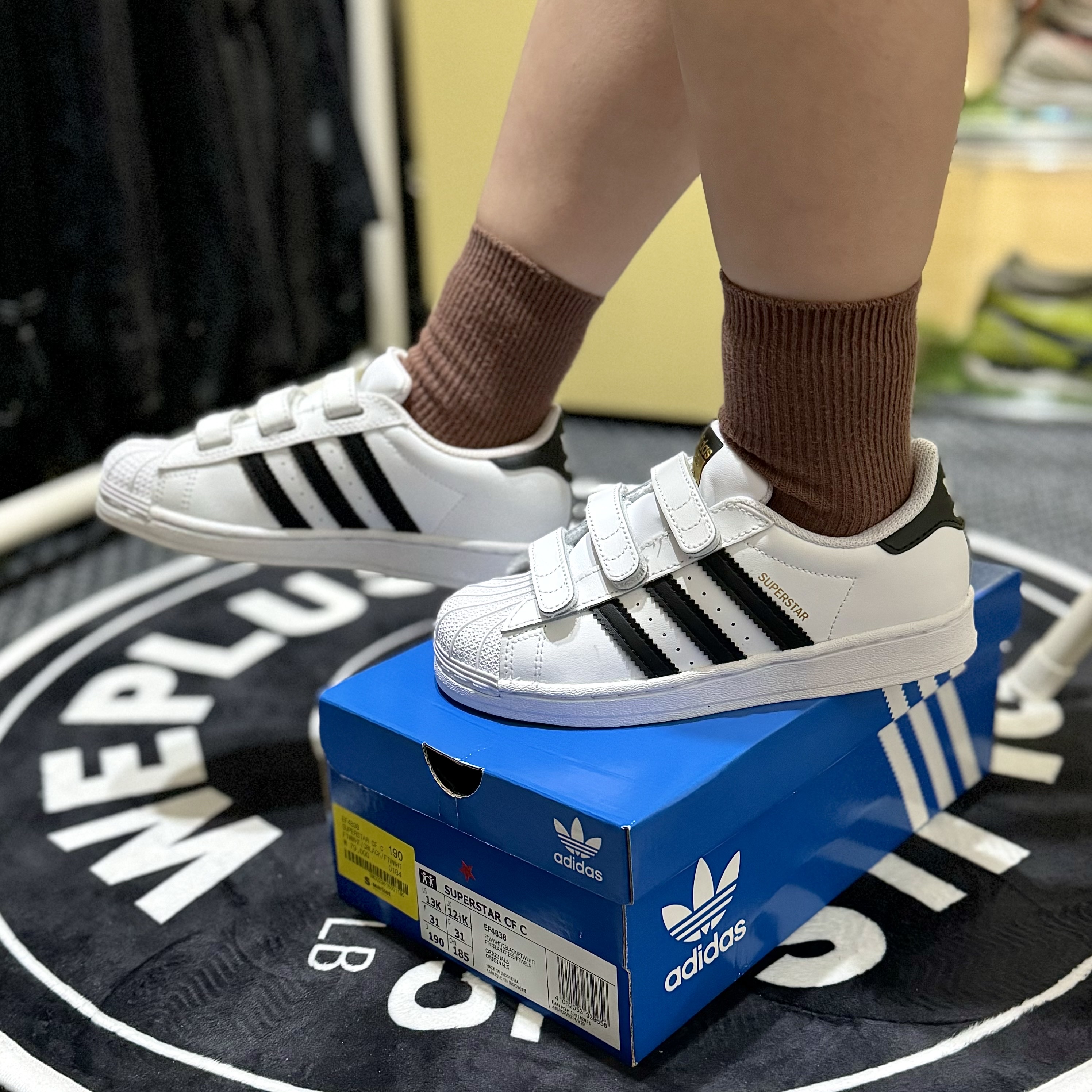 (C) Adidas Superstar CF Cloud White Core black 착용 스타일 - 2