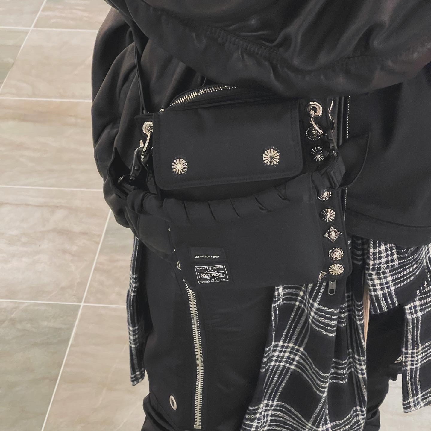 Porter x Toga Shoulder Pouch Black 착용 스타일 - 1