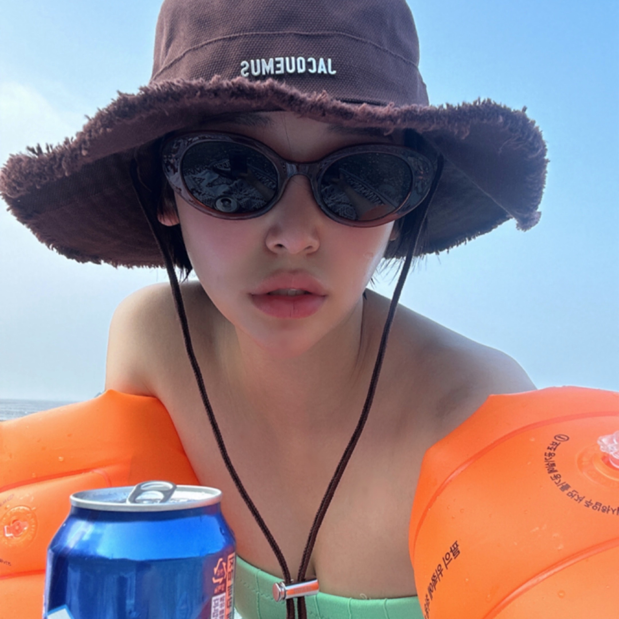 Jacquemus Le Bob Artichaut Bucket Hat Brown 착용 스타일 - 1