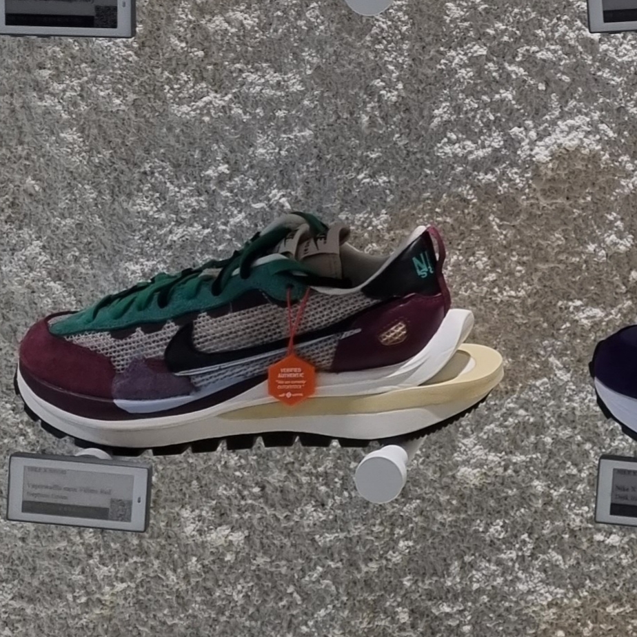 Nike x Sacai VaporWaffle String & Black Villain Red 착용 스타일