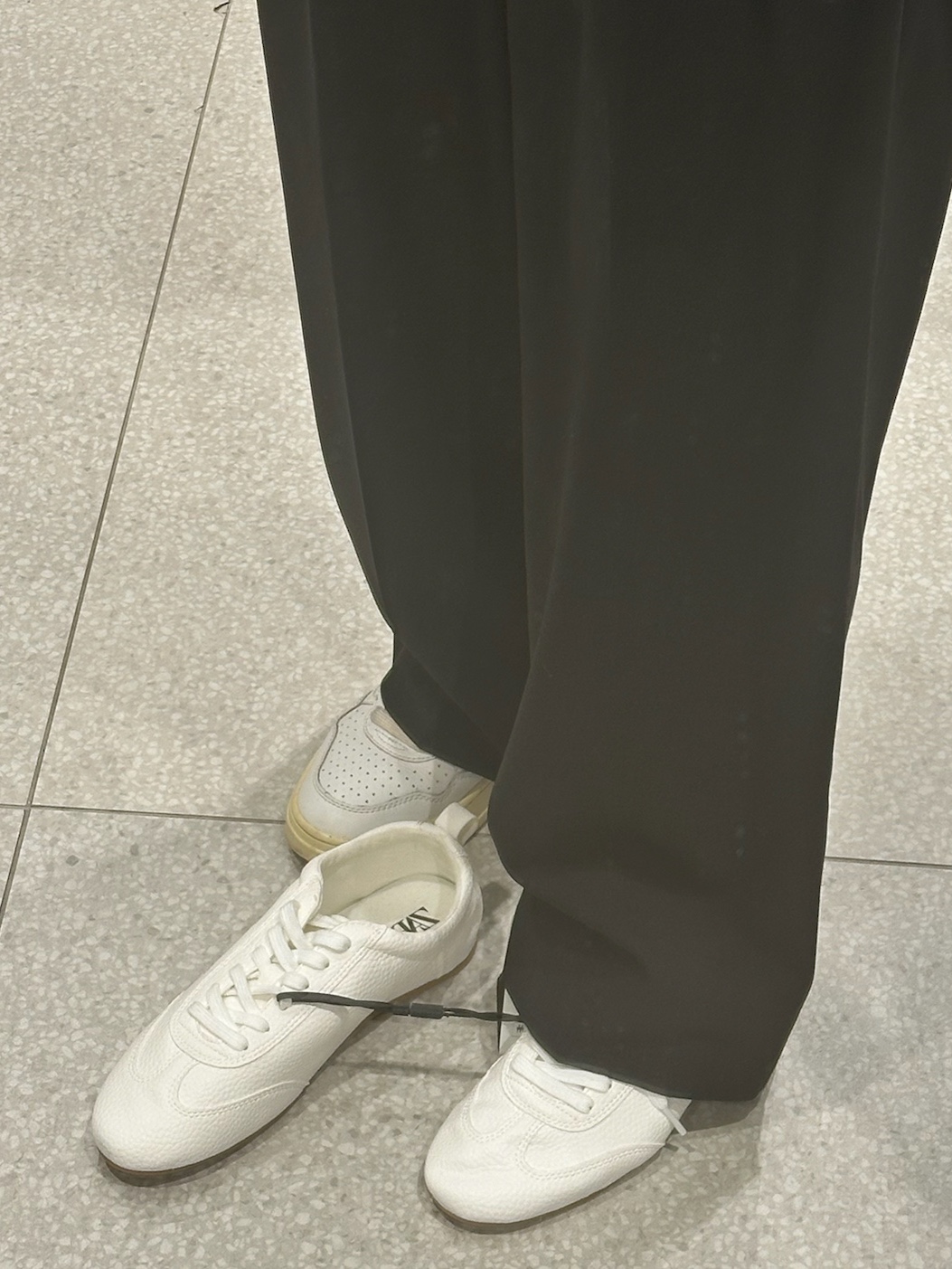 (W) Autry Medalist Low Leather Sneakers White Black 착용 스타일 - 3
