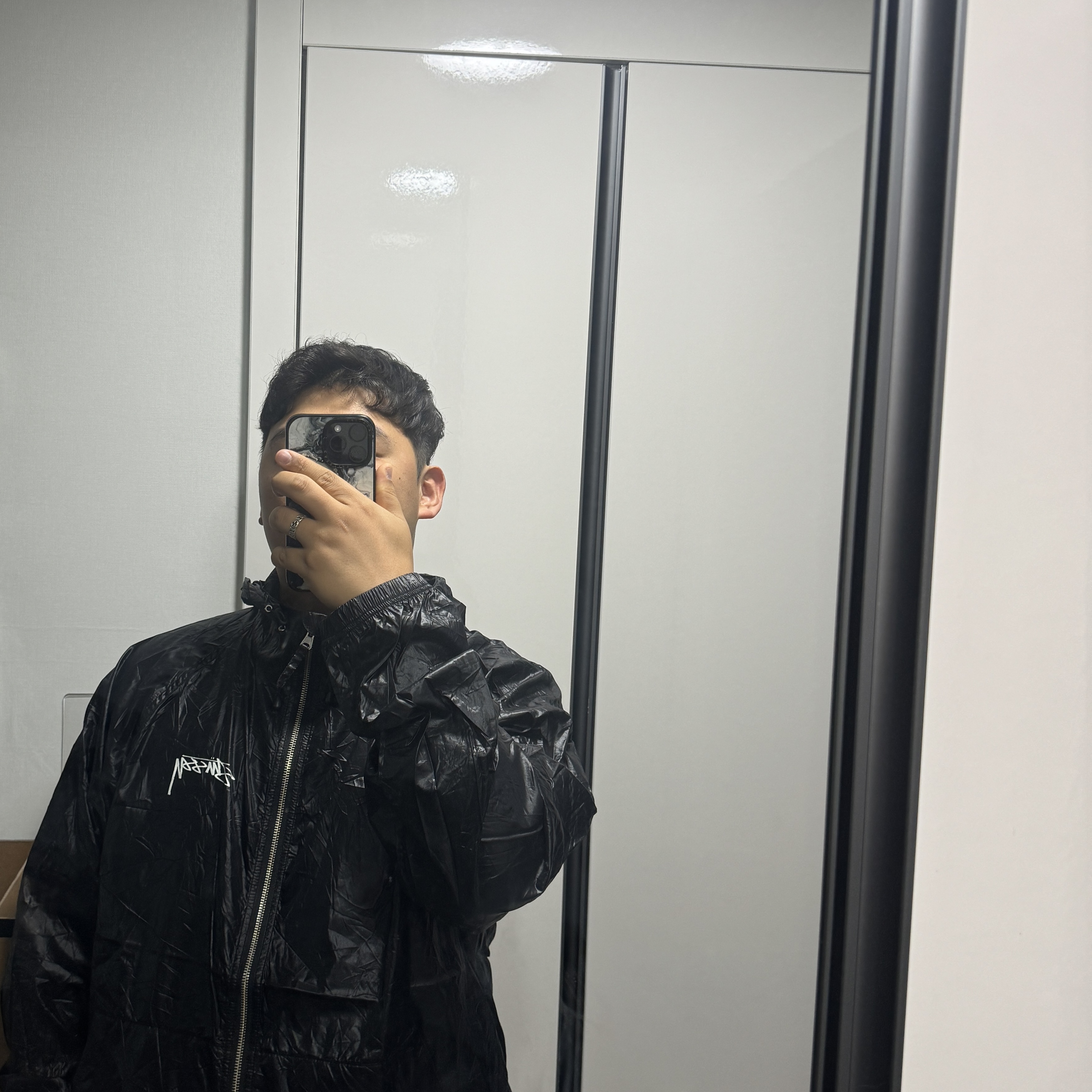 Stussy Beach Shell Wrinkled Nylon Jacket Black 착용 스타일